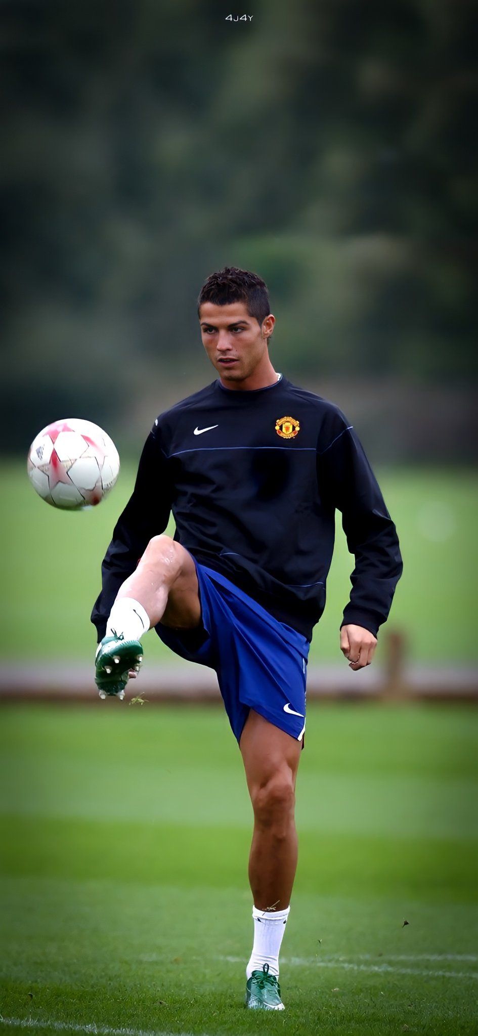 945x2048 Ronaldo Training Phone Wallpaper