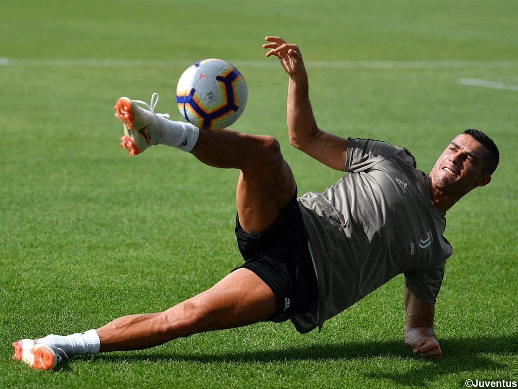 1024x768 Ronaldo shows off impressive skills during Juventus training