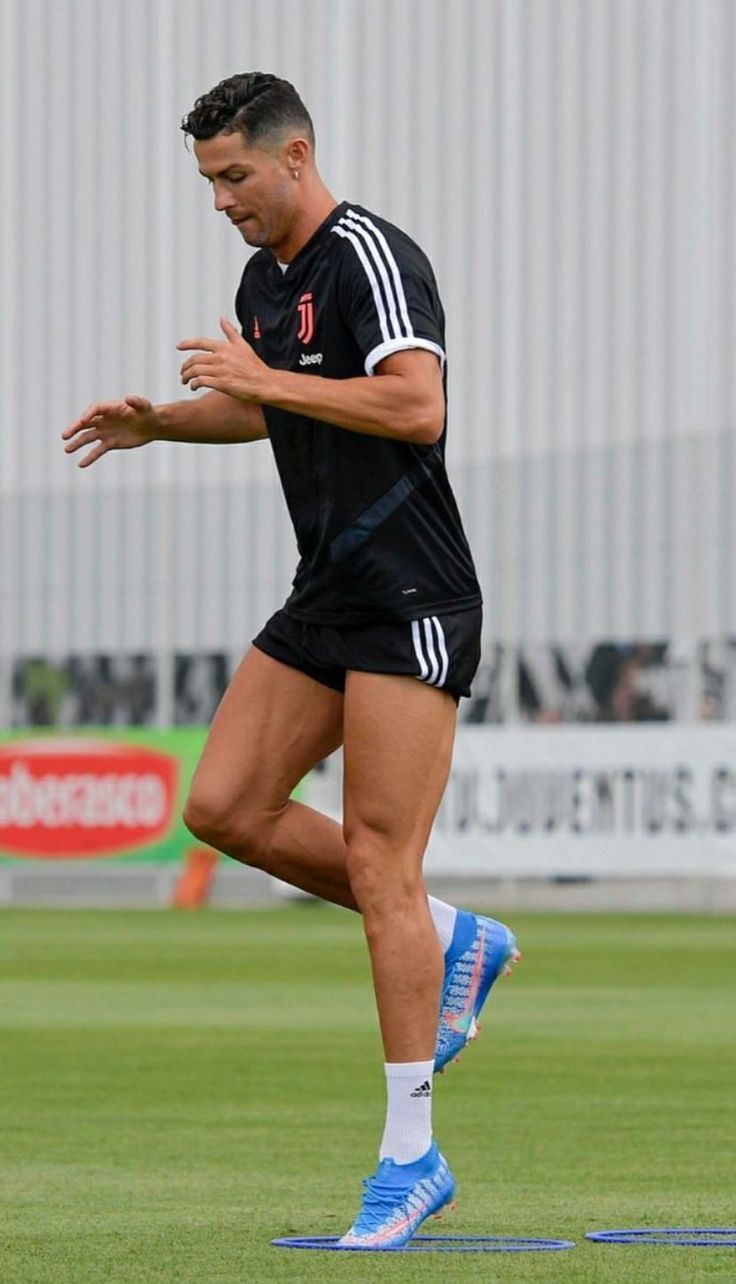 736x1284 Cristiano body wallpaper. Cristiano ronaldo fitness, Ronaldo socks, Christiano ronaldo