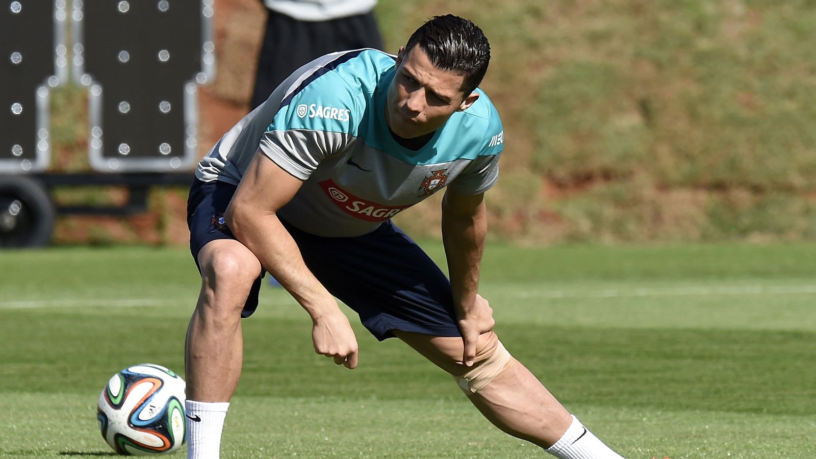 1600x900 Ronaldo wears a leg brace in Portugal training ahead of USA clash