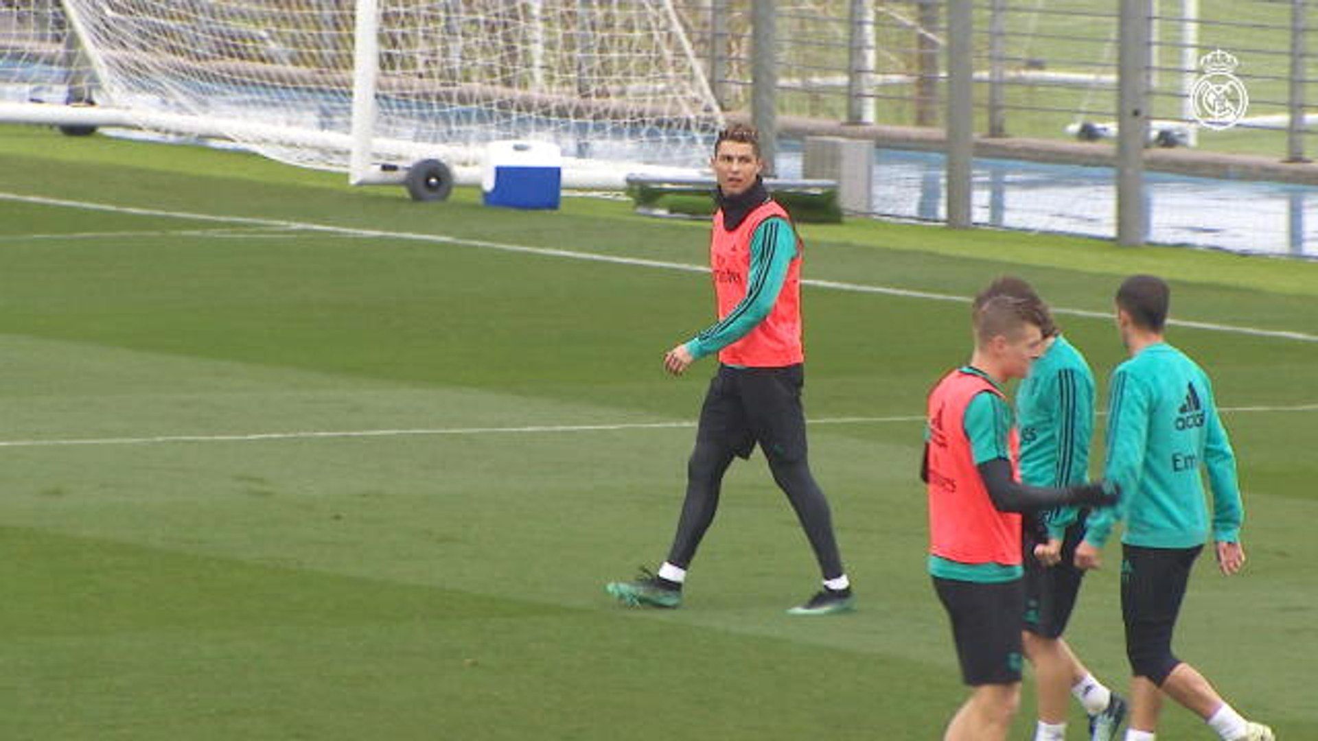 1920x1080 VIRAL: Football: Deja vu as Ronaldo scores wonderful bicycle kick in training