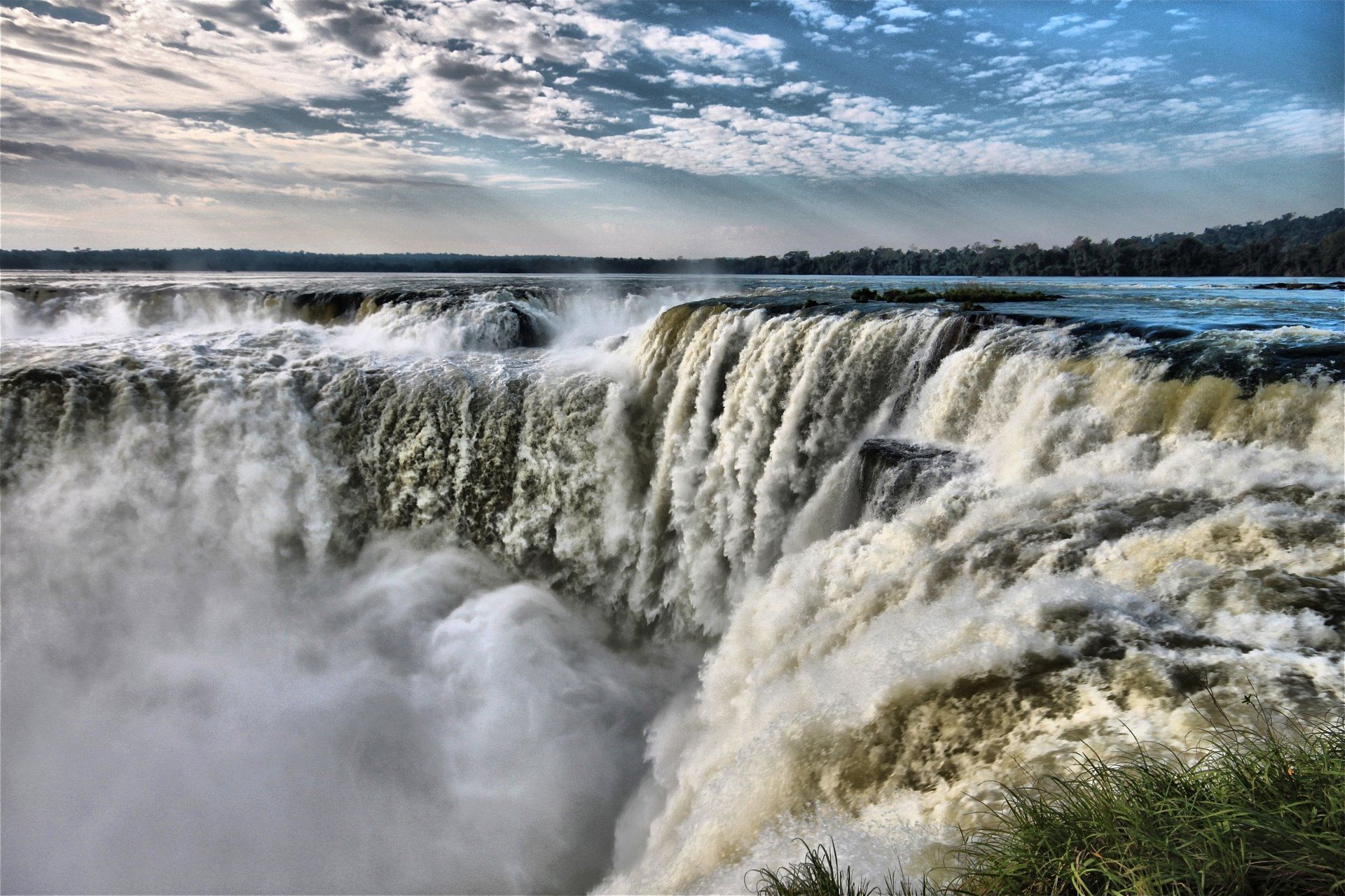 1920x1280 Iguazu Falls: Stunning 4K Ultra HD Wallpaper of Argentina and Brazil's Natural Beautyx3032