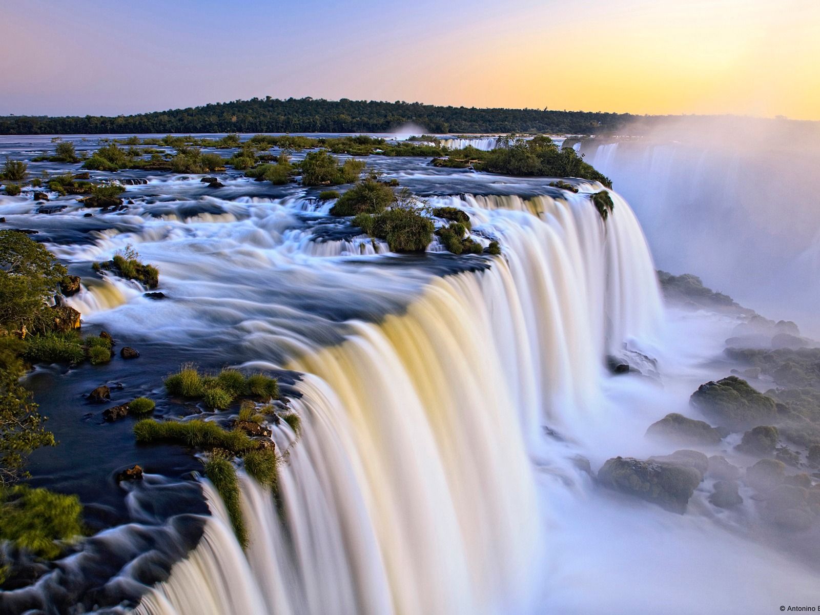 1600x1200 Iguazu Falls In Argentina And Brazil Natural Landscape HD Wallpaper