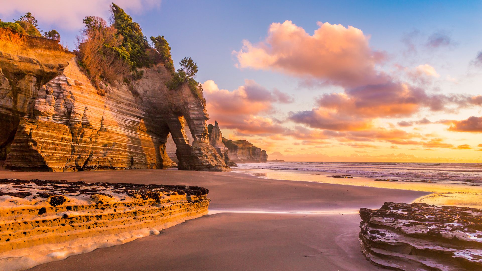 1920x1080 Sunset at rocky Tongaporutu beach in Taranaki region, the North Island of New Zealand. Windows Spotlight Image