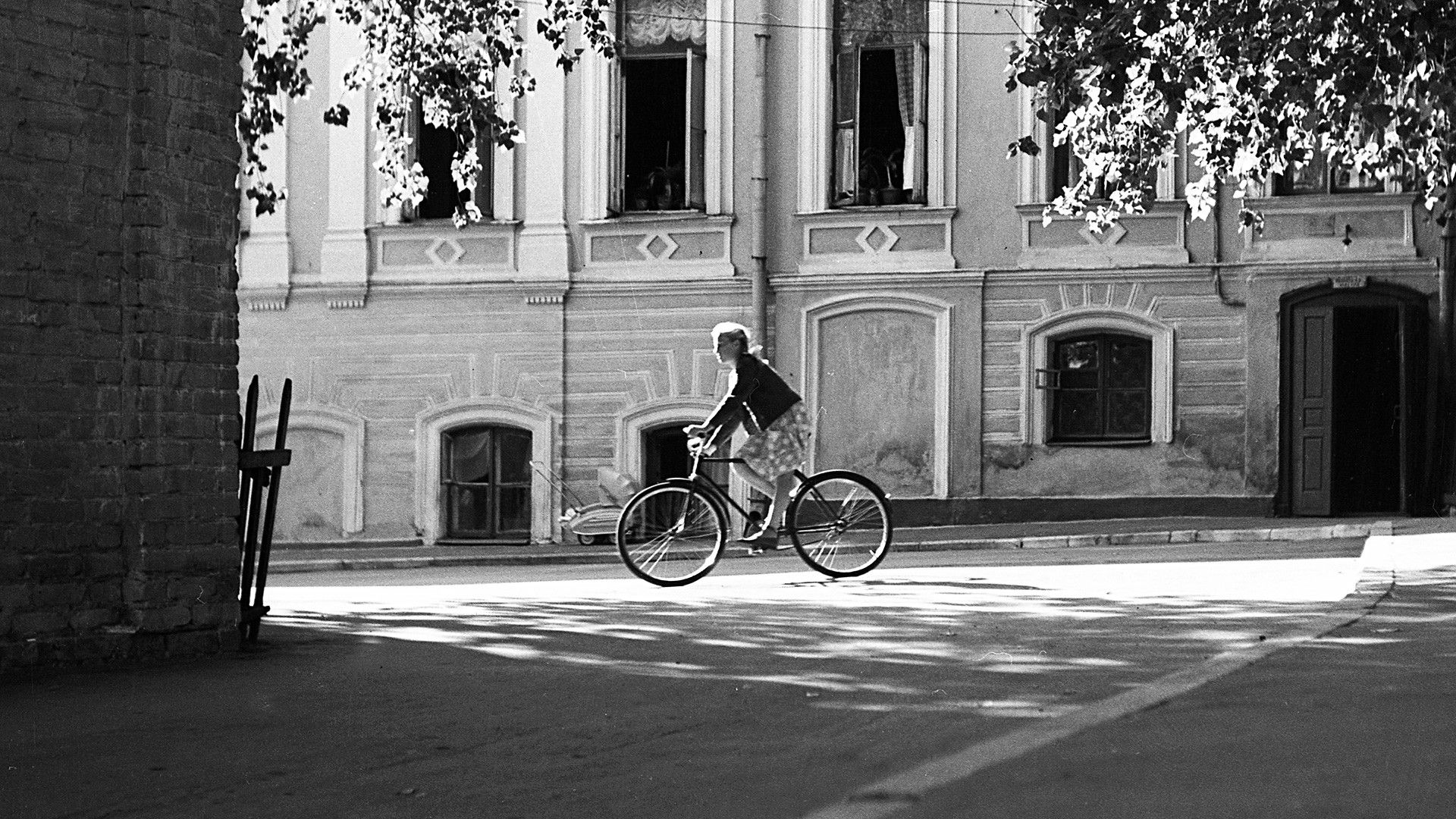 1920x1080 nostalgic photo that show Moscow streets 60 years ago