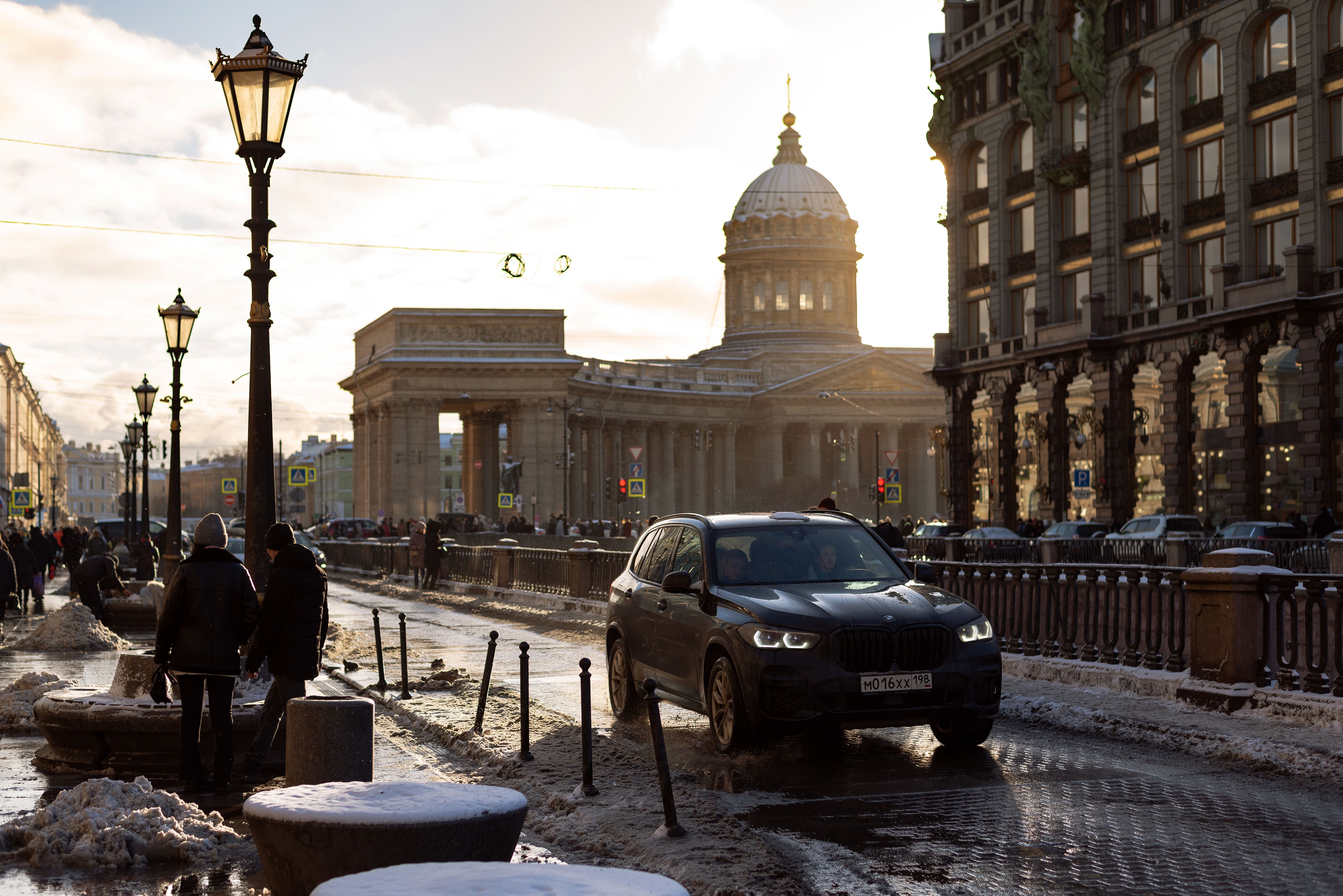 5749x3838 City Street and Kazan Cathedral · Free