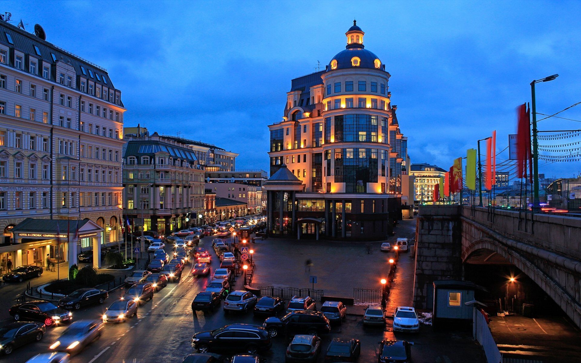 1920x1200 Moscow Nightlife: Illuminated Streets and Historic Buildings in HDx1600