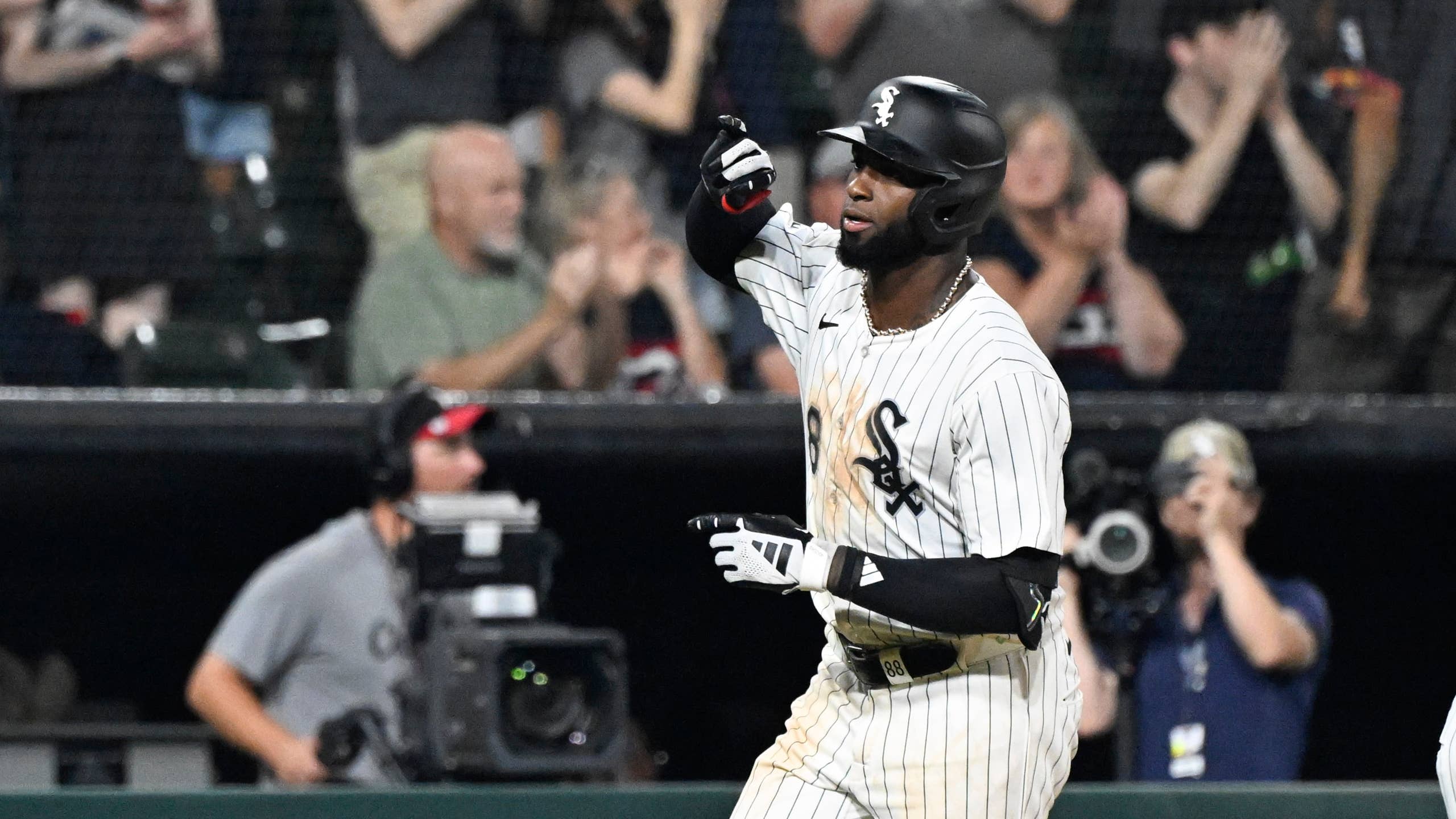 2560x1440 Phillies, Padres Among Teams Showing Interest in Luis Robert Jr. Trade's Sports