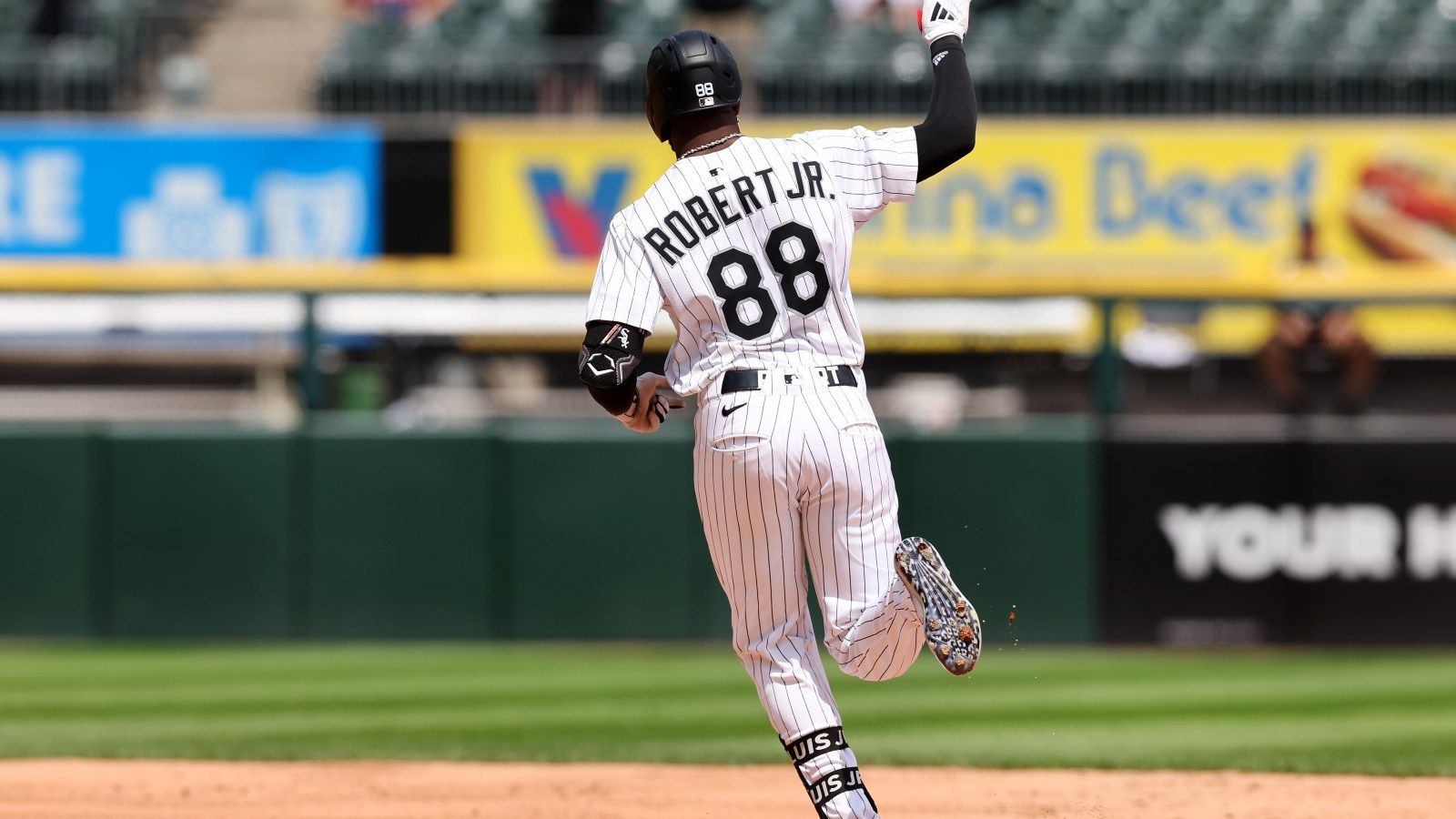 1600x900 Chicago White Sox exercise CF Luis Robert Jr.'s option for 2026