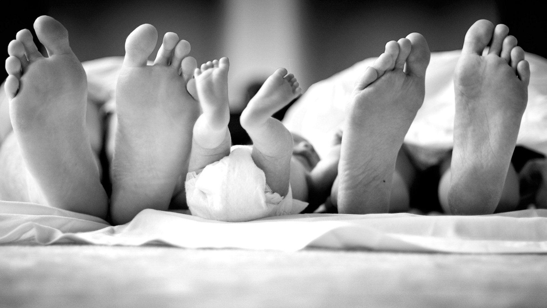 1920x1080 foot soles pampers ner cov feet stay family creative mom dad baby happiness sleep child HD wallpaper