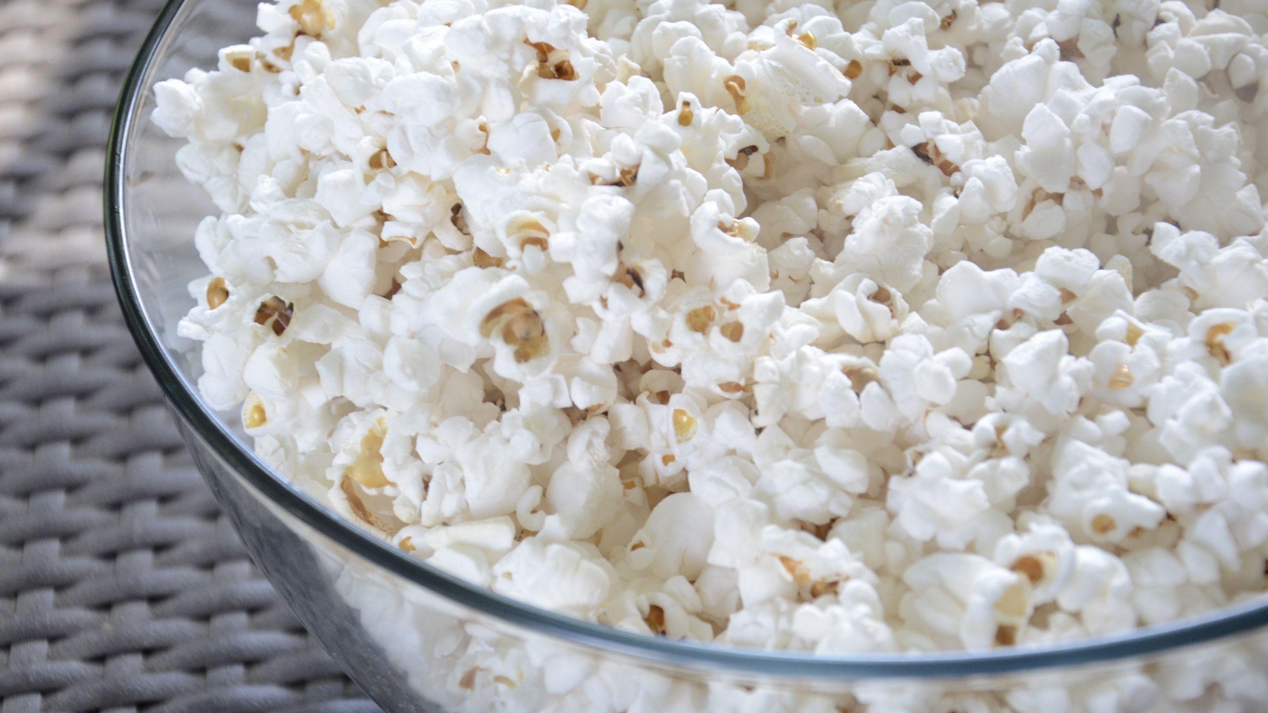 2560x1440 Download wallpaper 2560x1440 popcorn, dish, corn widescreen 16:9 HD background