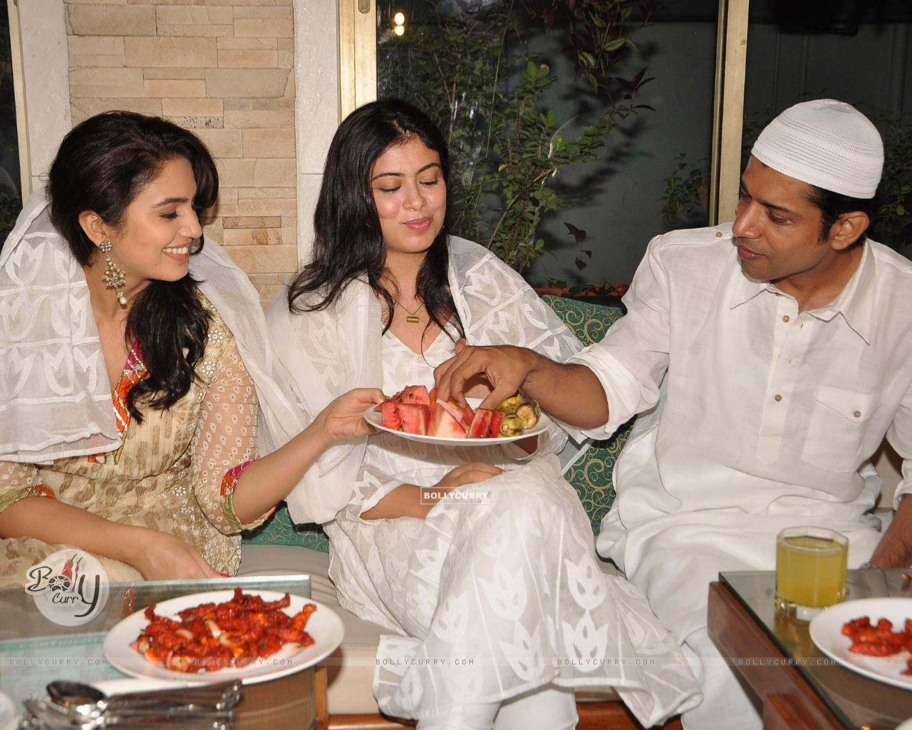 1280x1024 Wallpaper of Gangs of Wasseypur at a Iftar party in Bandra, Mumbai.. size:1280x1024
