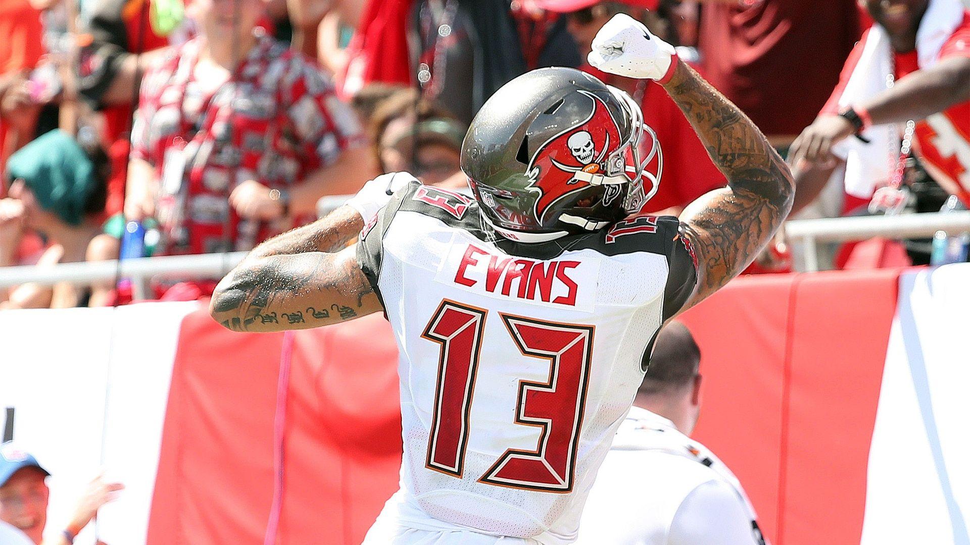 95+] Mike Evans Wallpapers - WallpaperSafari