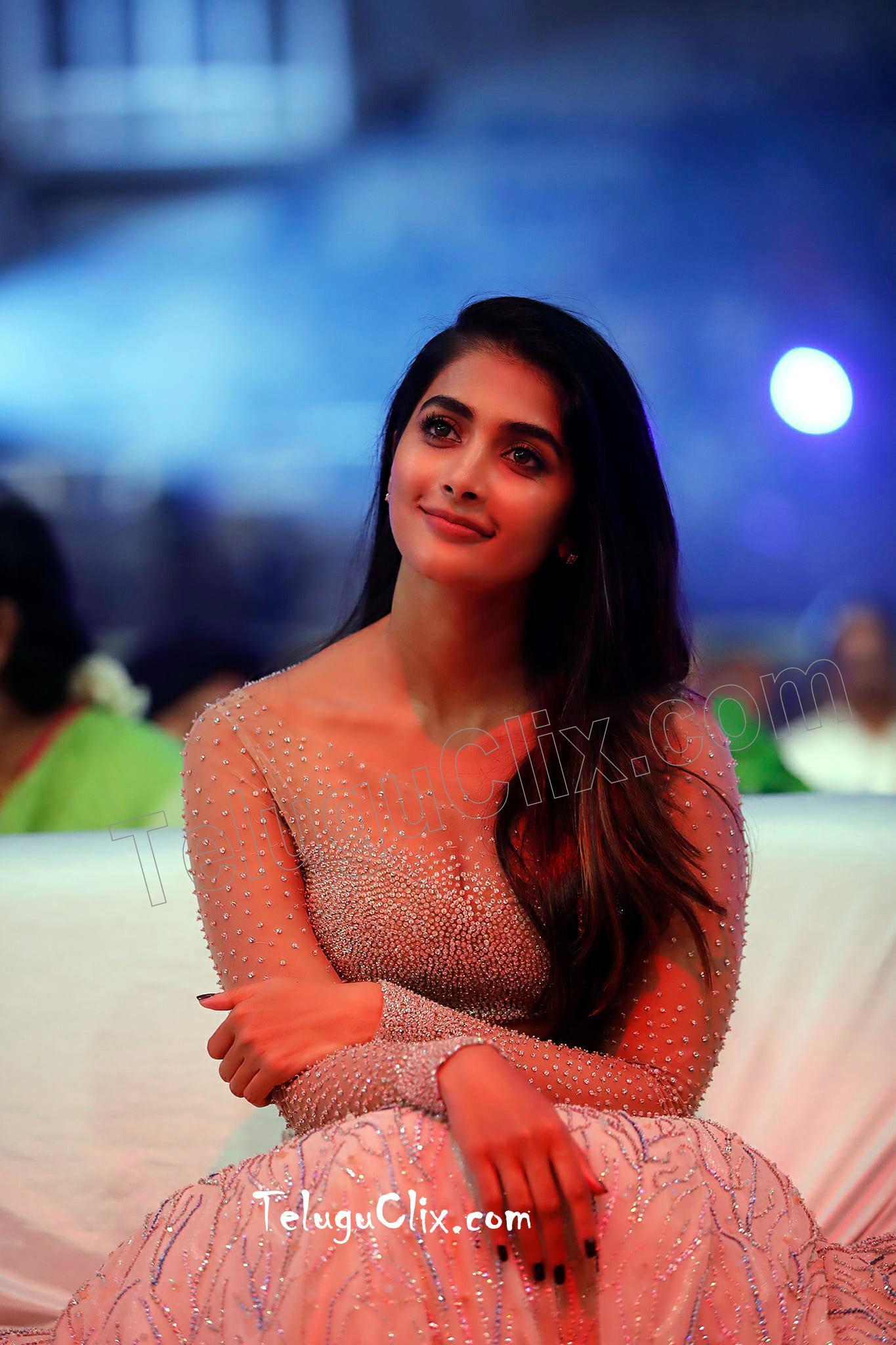 1365x2048 Pooja Hegde Latest Recent New HD HQ Hot Photo Stills image