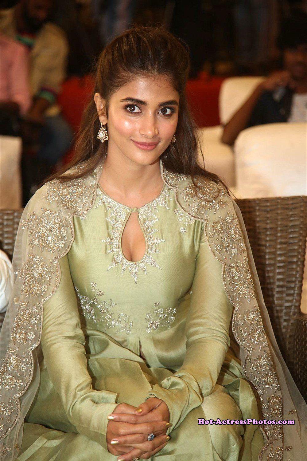 1000x1500 Pooja Hegde New Hot Image At Valmiki Movie Success Meet