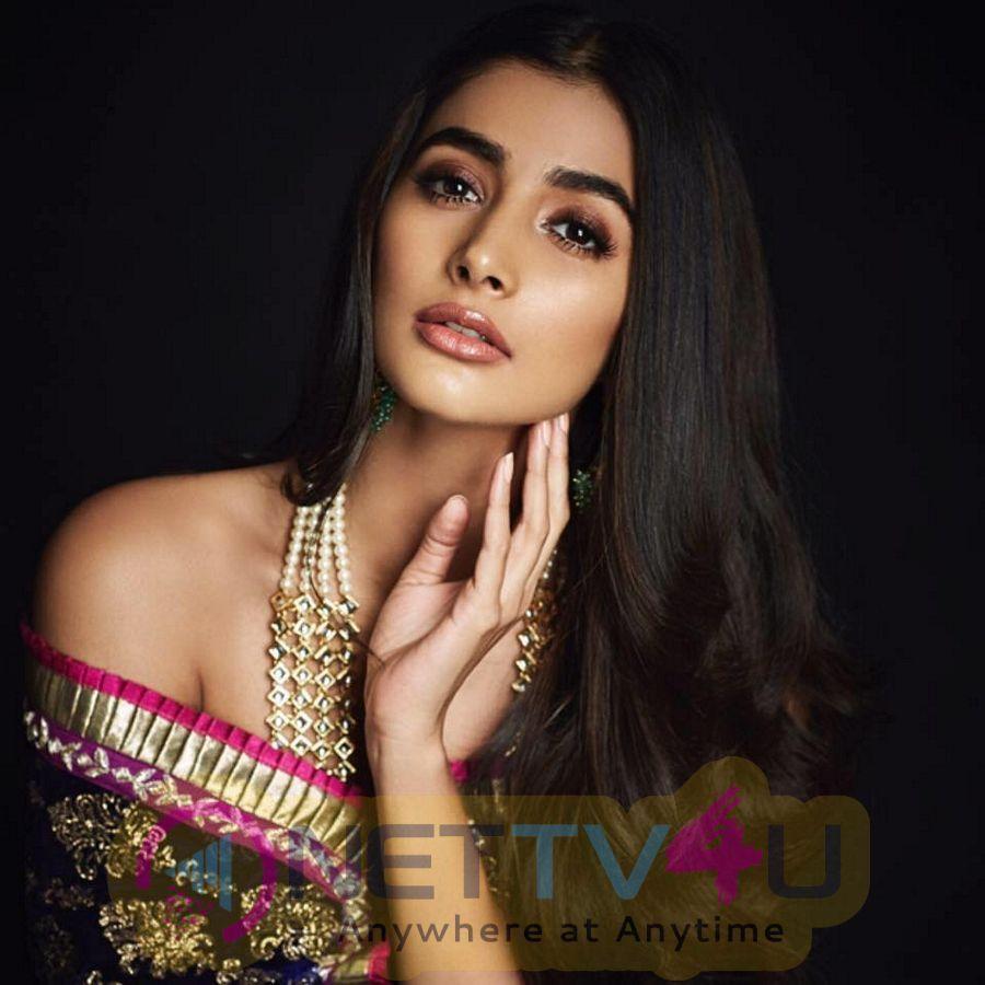900x900 Actress Pooja Hegde Hot And Image. Pooja Hegde Galleries & HD Image