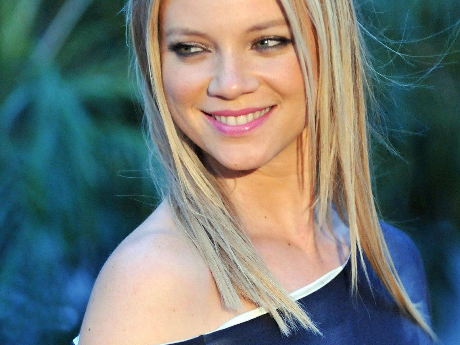 Amy Smart Wallpapers - Top Free Amy Smart Backgrounds - WallpaperAccess