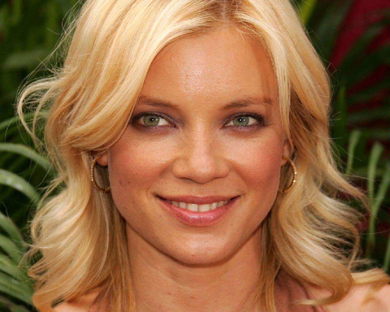 1280x1024 Amy Smart wallpaperx1024
