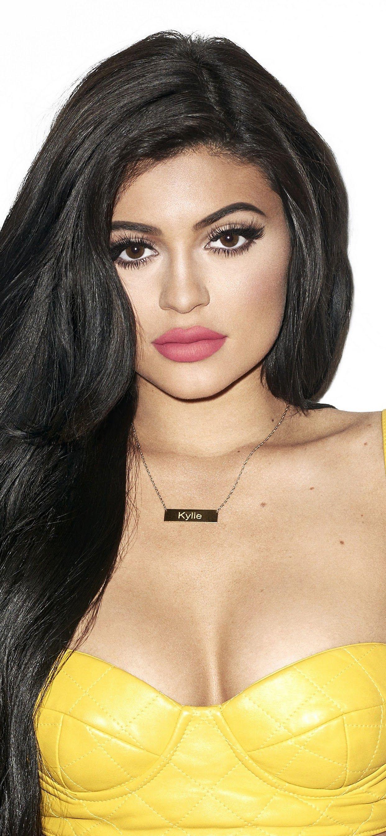 1242x2688 Kylie Jenner Model Brunette Girl 4K Wallpaper