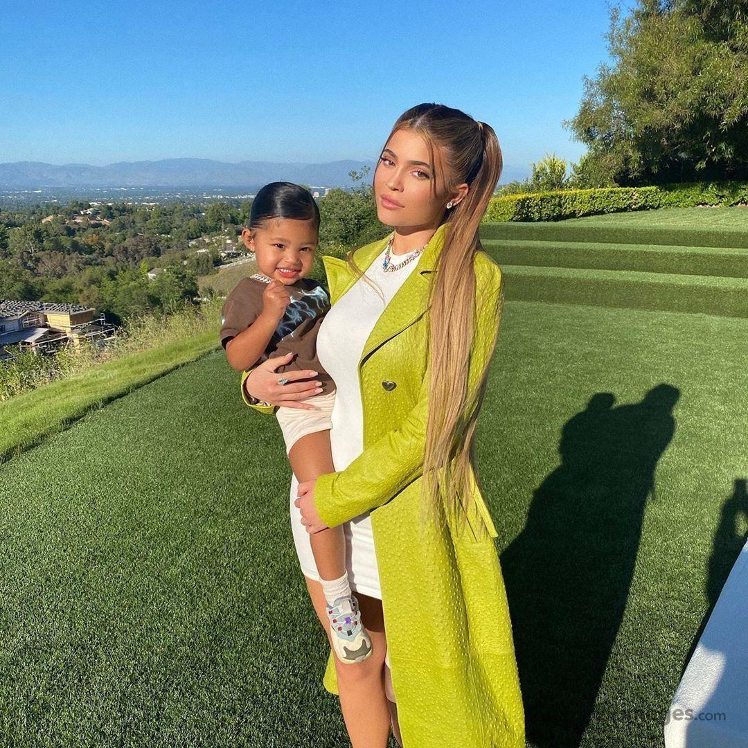1080x1080 Kylie Jenner HD Wallpaper (Desktop Background / Android / iPhone) (1080p, 4k) (1080x1080) (2020)