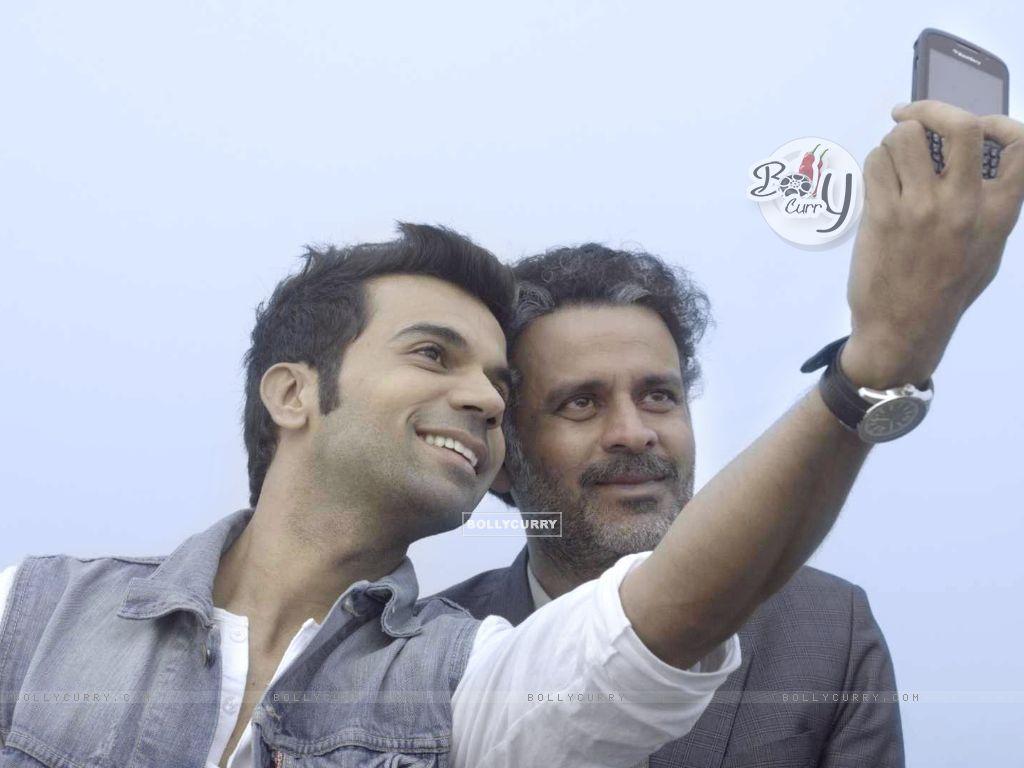 1024x768 Wallpaper Rao and Manoj Bajpayee at Aligarh size:1024x768