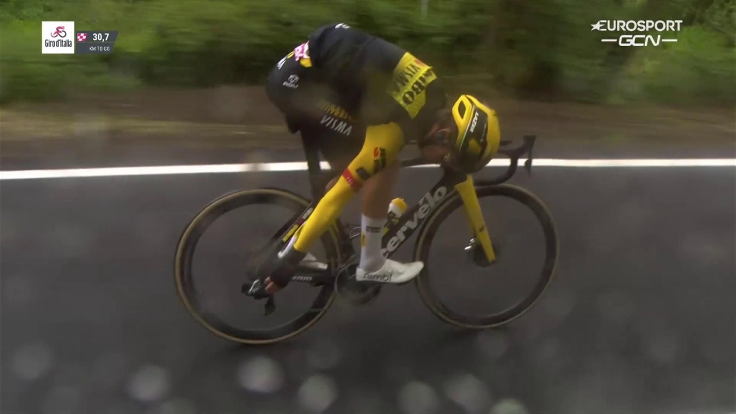 2560x1440 Giro d'Italia 2023: Sepp Kuss tries to repair bike at full pelt - ‘Most impressive thing!’
