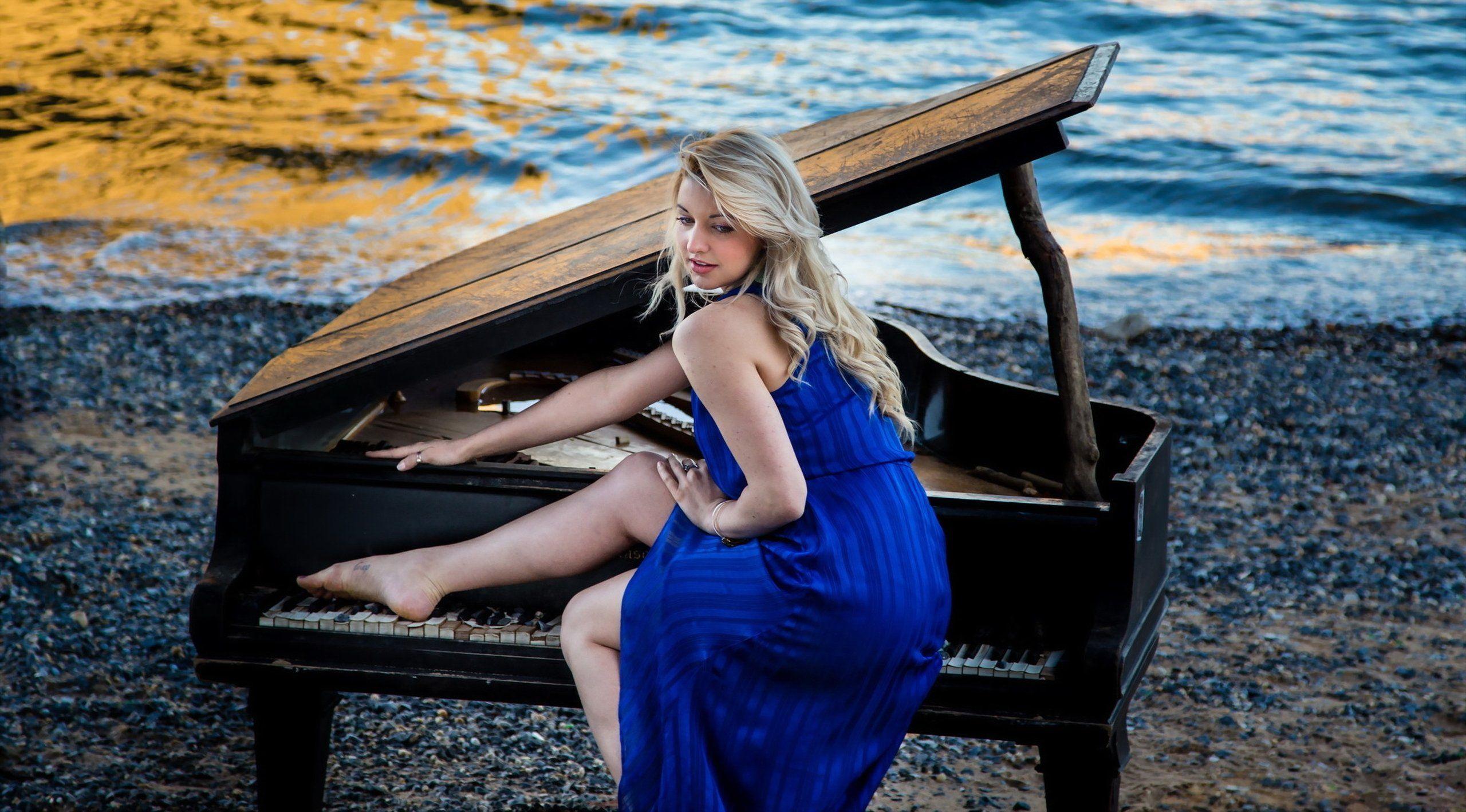 2560x1418 Beautiful girl sea piano wallpaperx1418