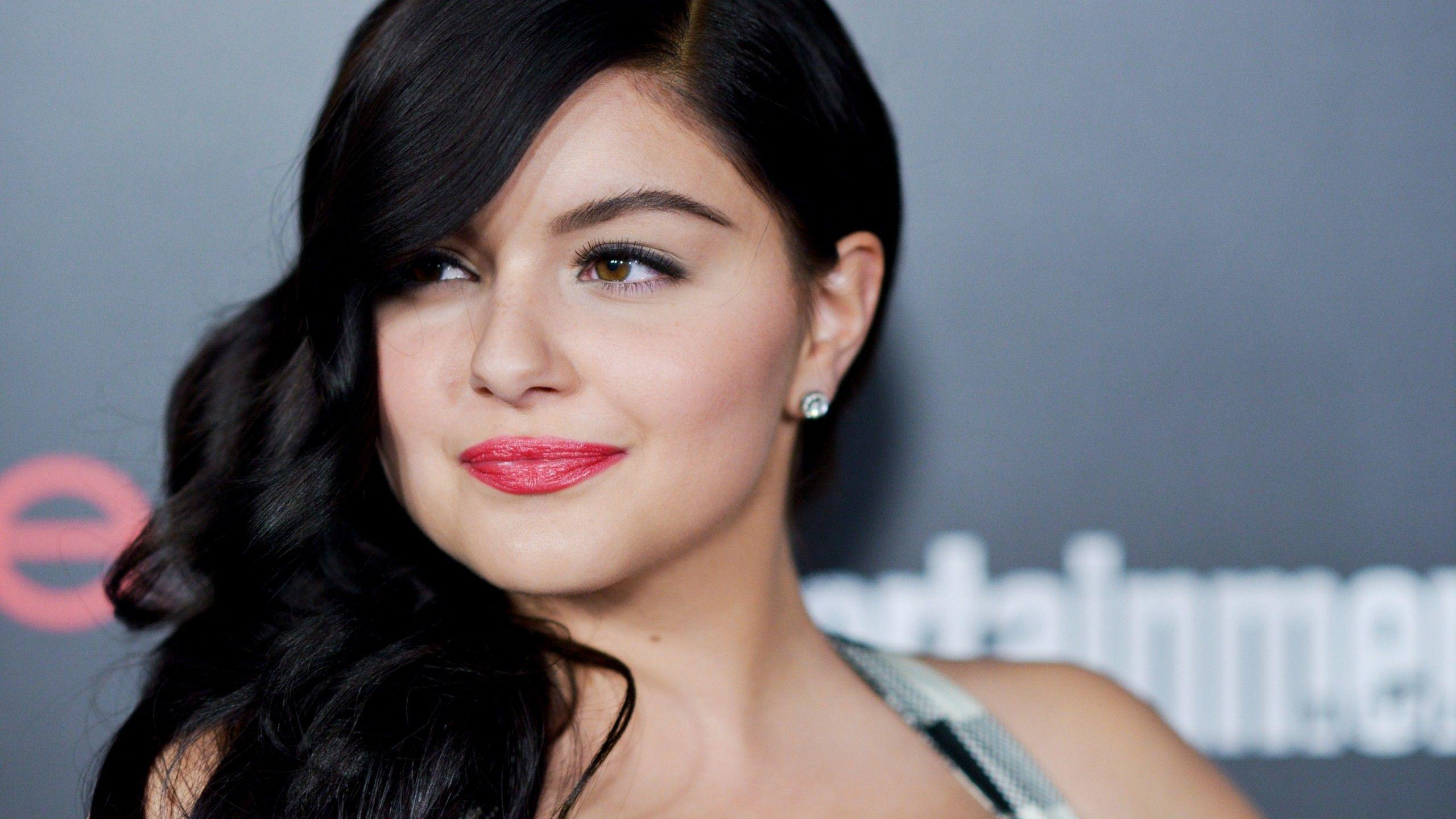 2560x1440 Ariel Winter Wallpaper HD 10023