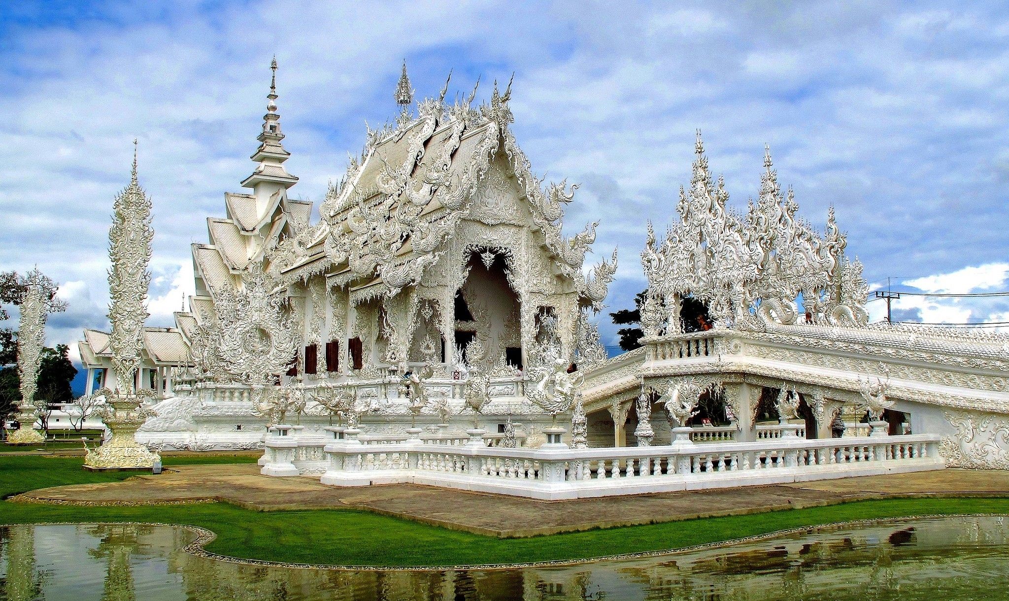 2048x1220 Wat Rong Khun: Stunning White Temple of Chiang Rai, Thailand