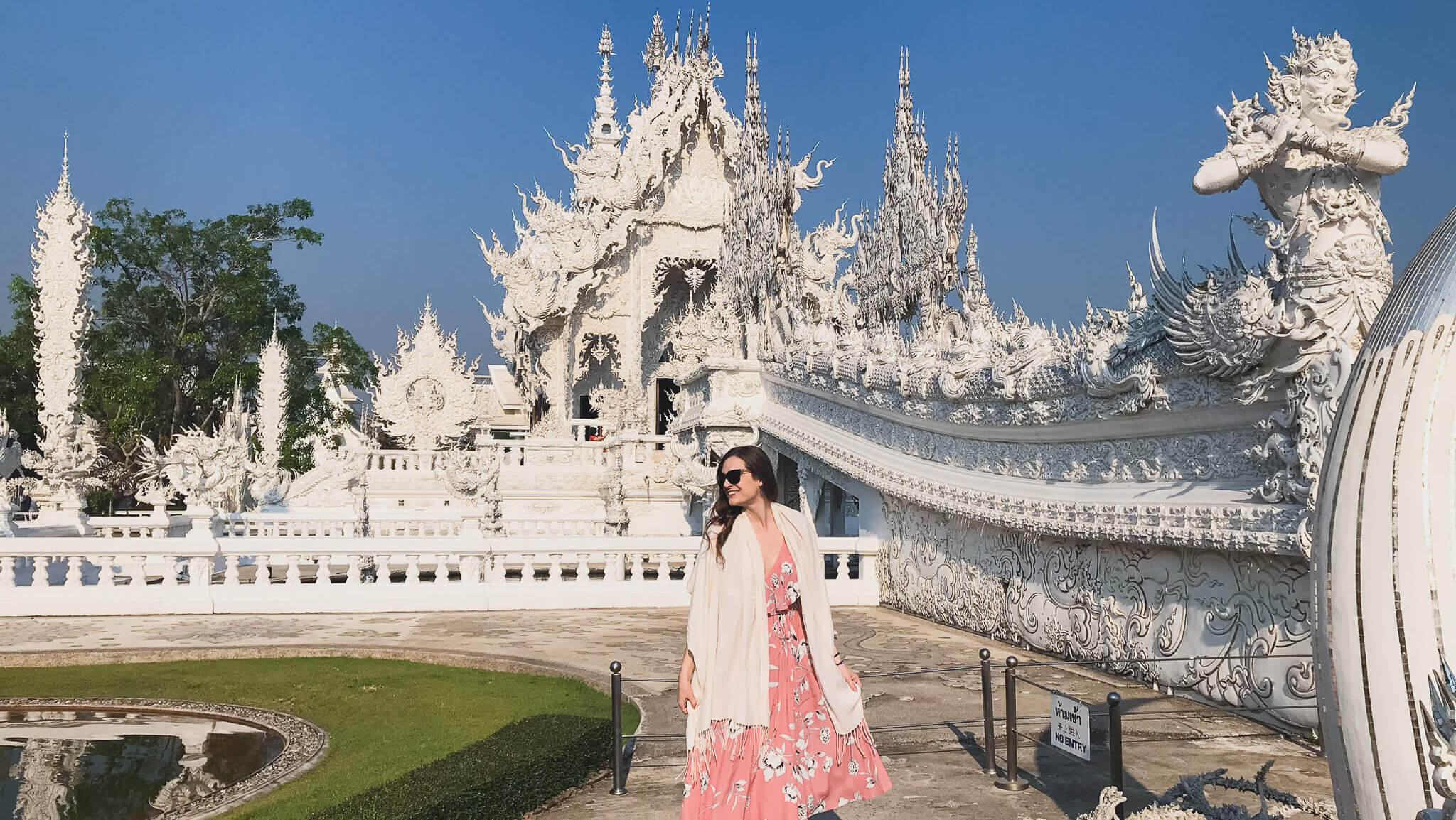 2048x1154 White Temple in Chiang Rai