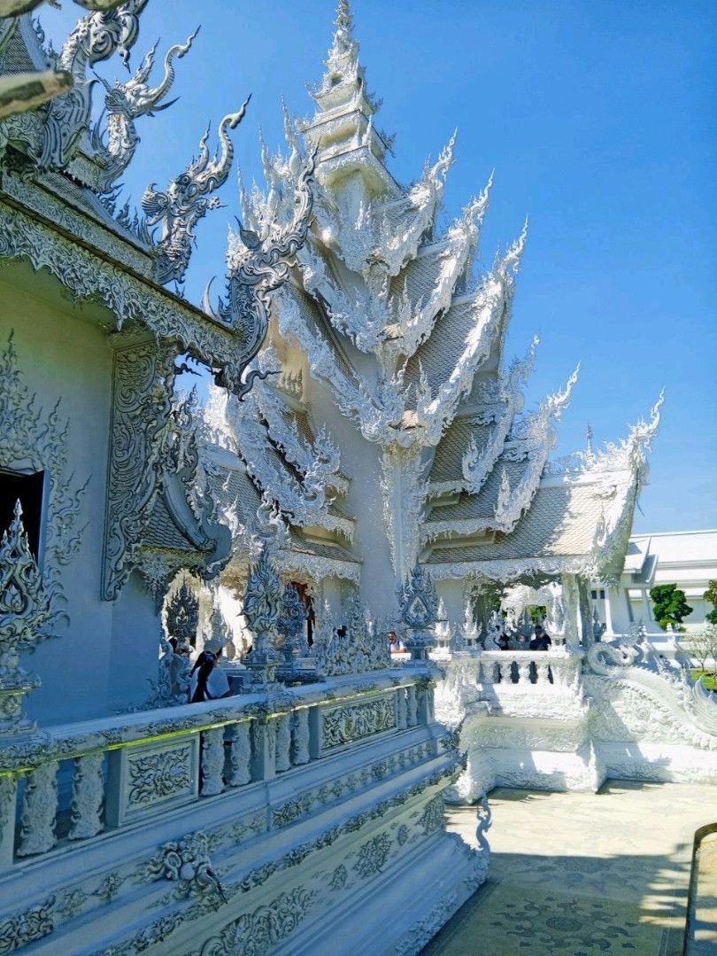 810x1079 White Temple in Chiang Rai