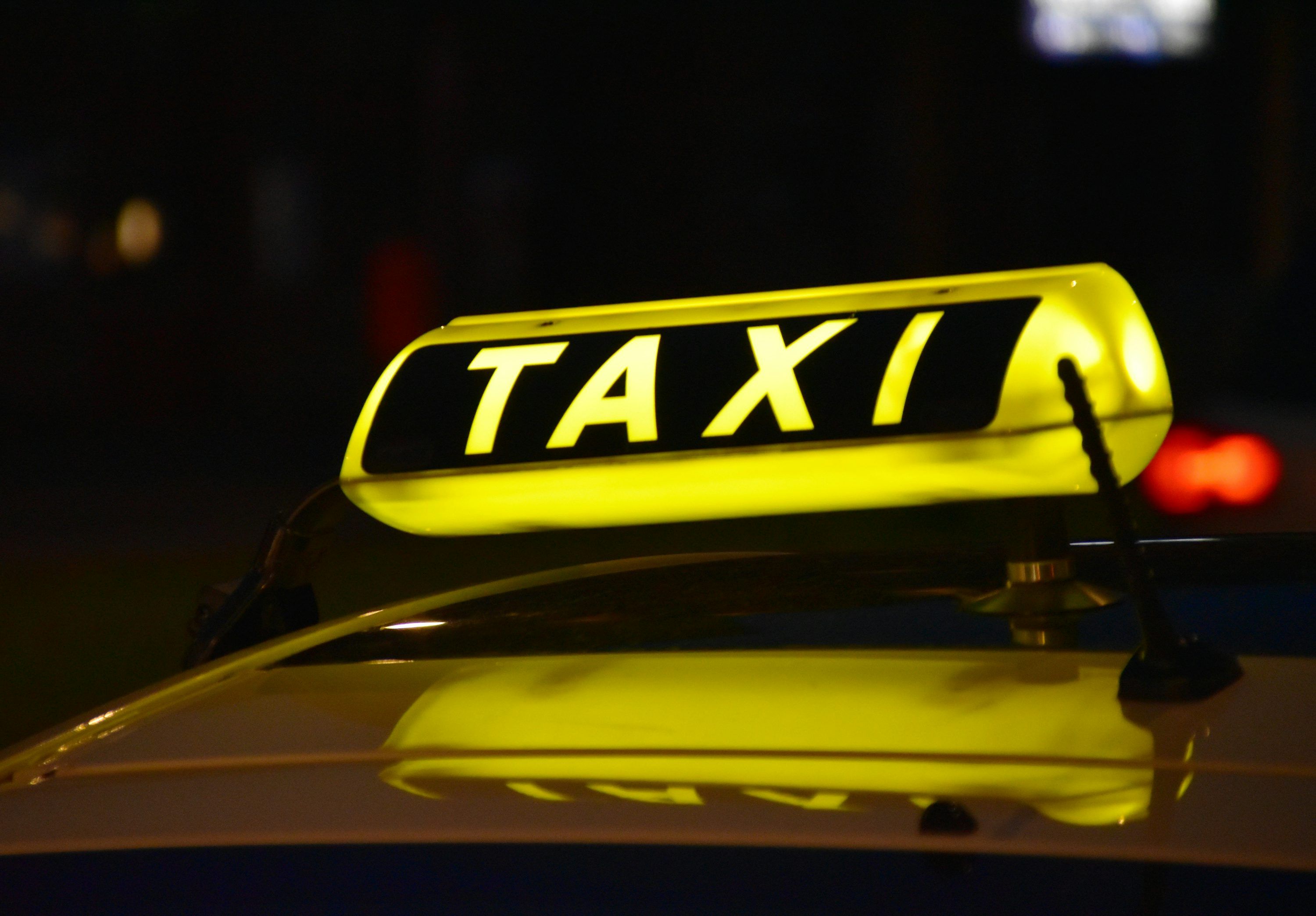 3000x2087 Yellow Taxi light sign photo