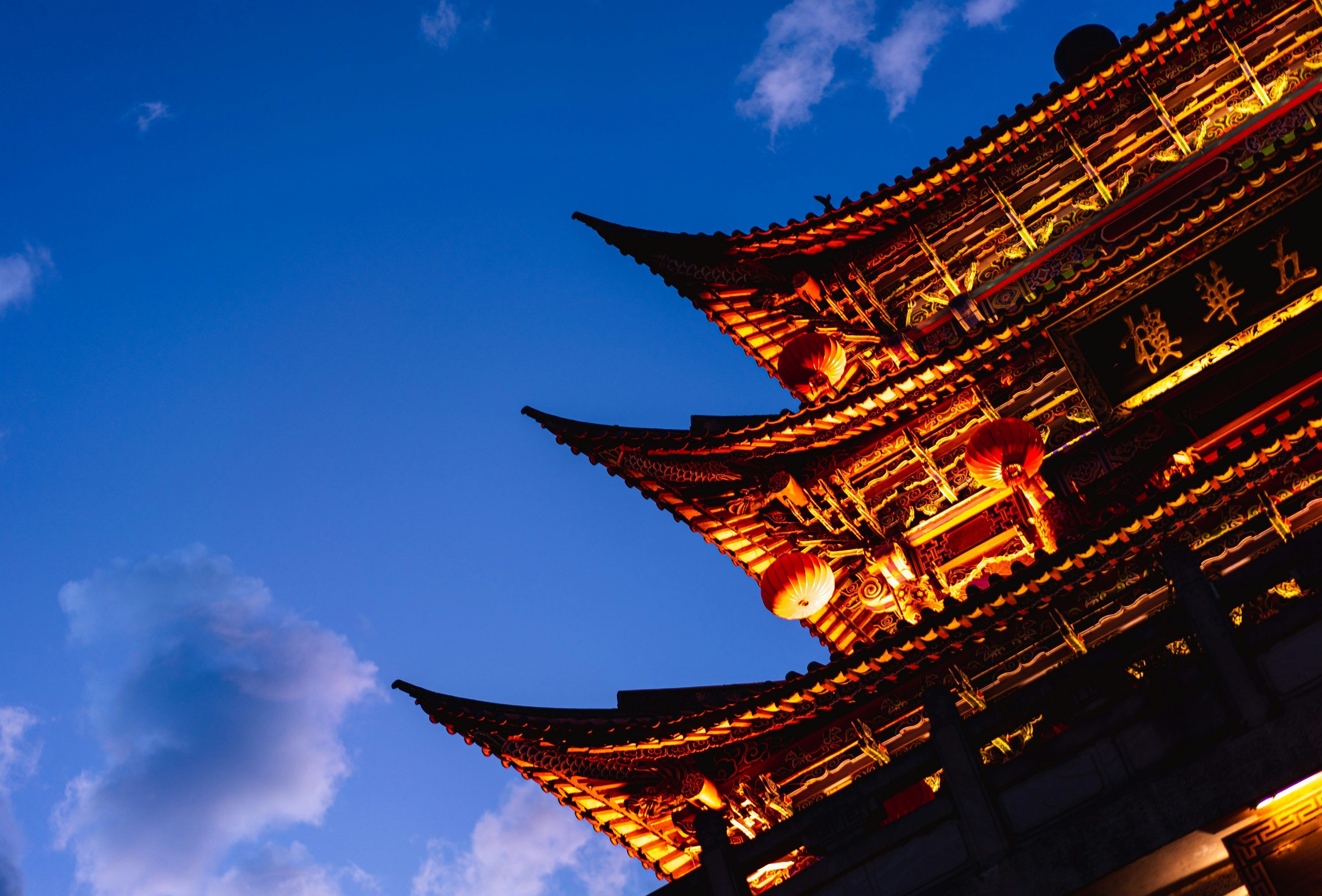 3000x2034 Orange paper lanterns on castle roofs during daytime photo