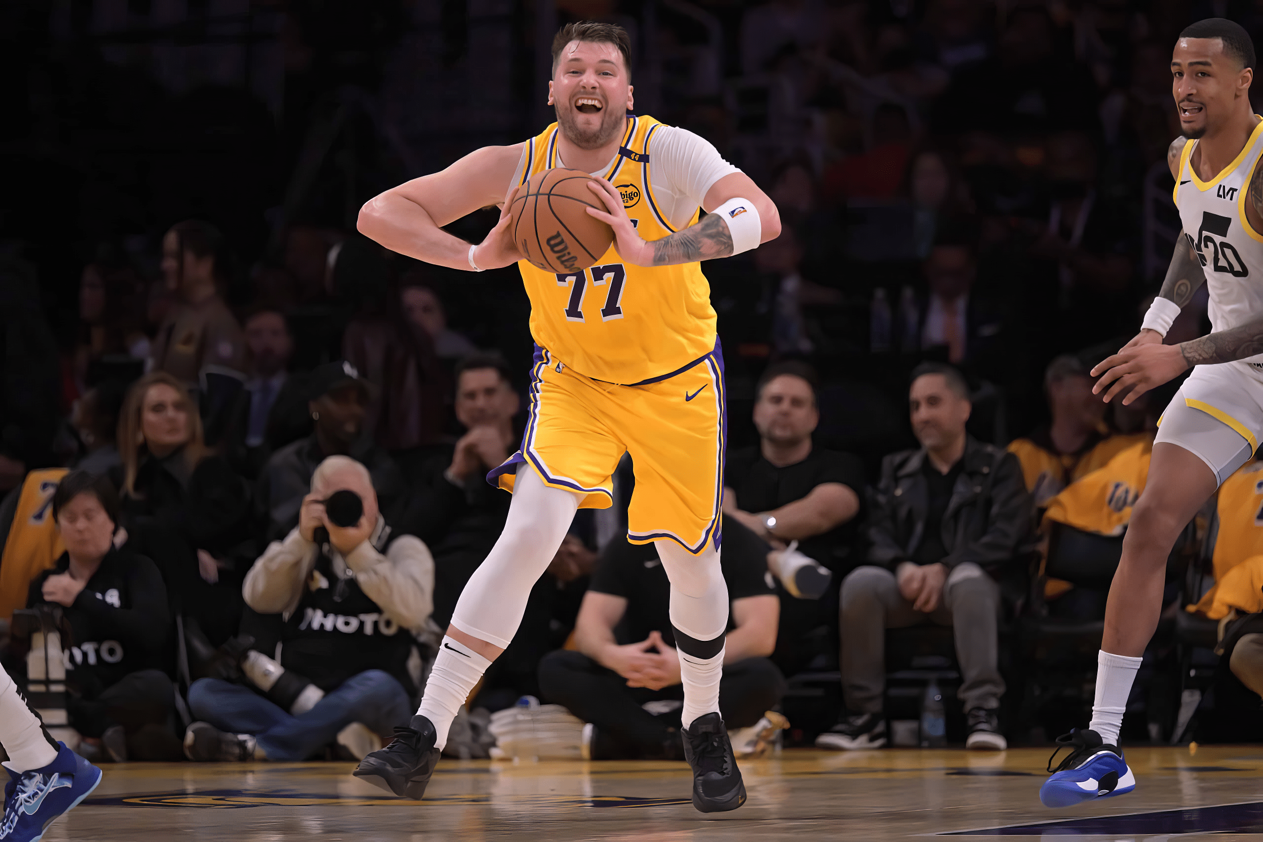 2560x1707 Luka Dončić HD Wallpaper: A Dynamic Moment with the Los Angeles Lakersx1707