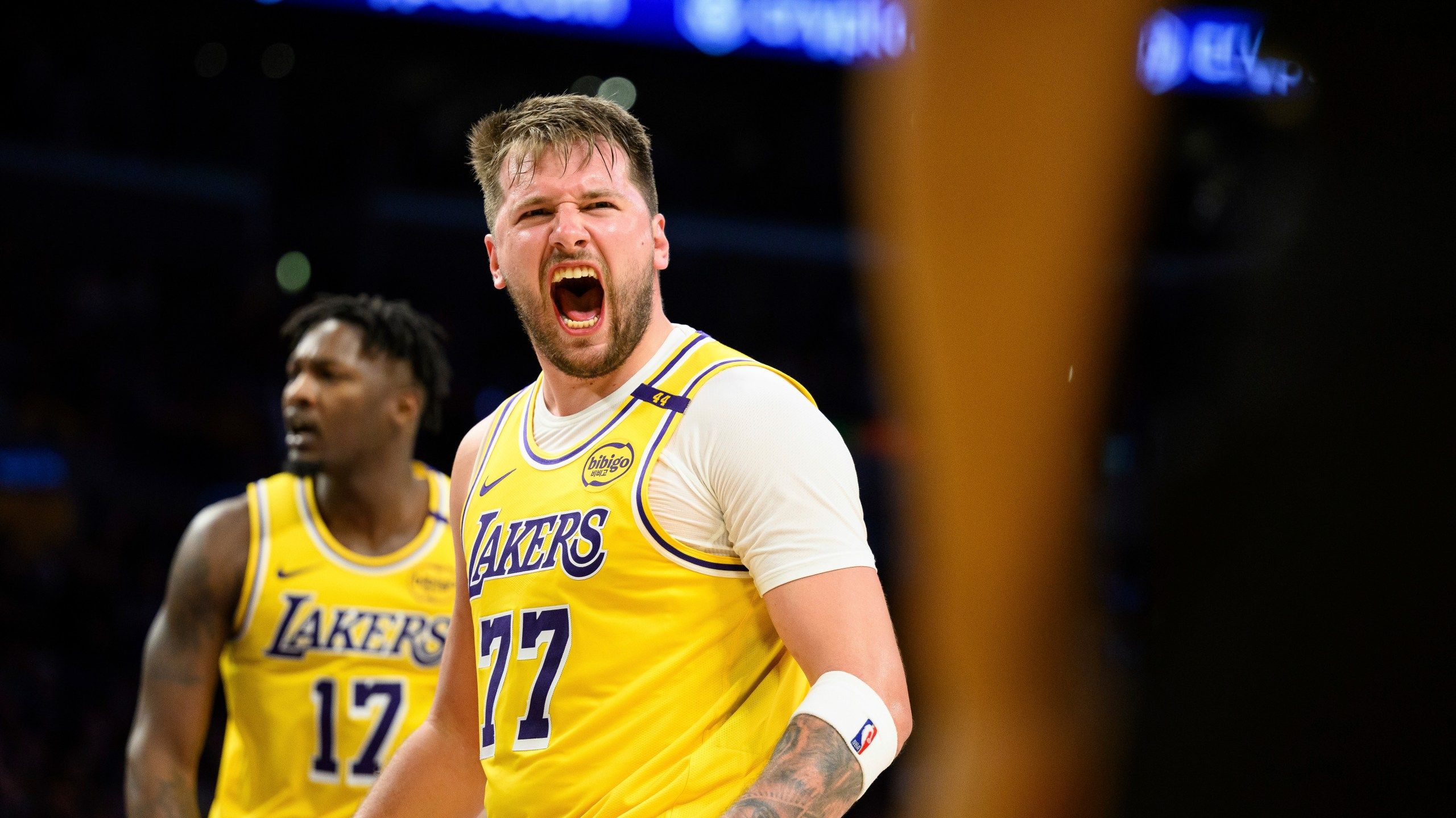 2560x1440 Luka Doncic frustrated by his rough shooting game, but the Lakers believe he'll find his rhythm soon