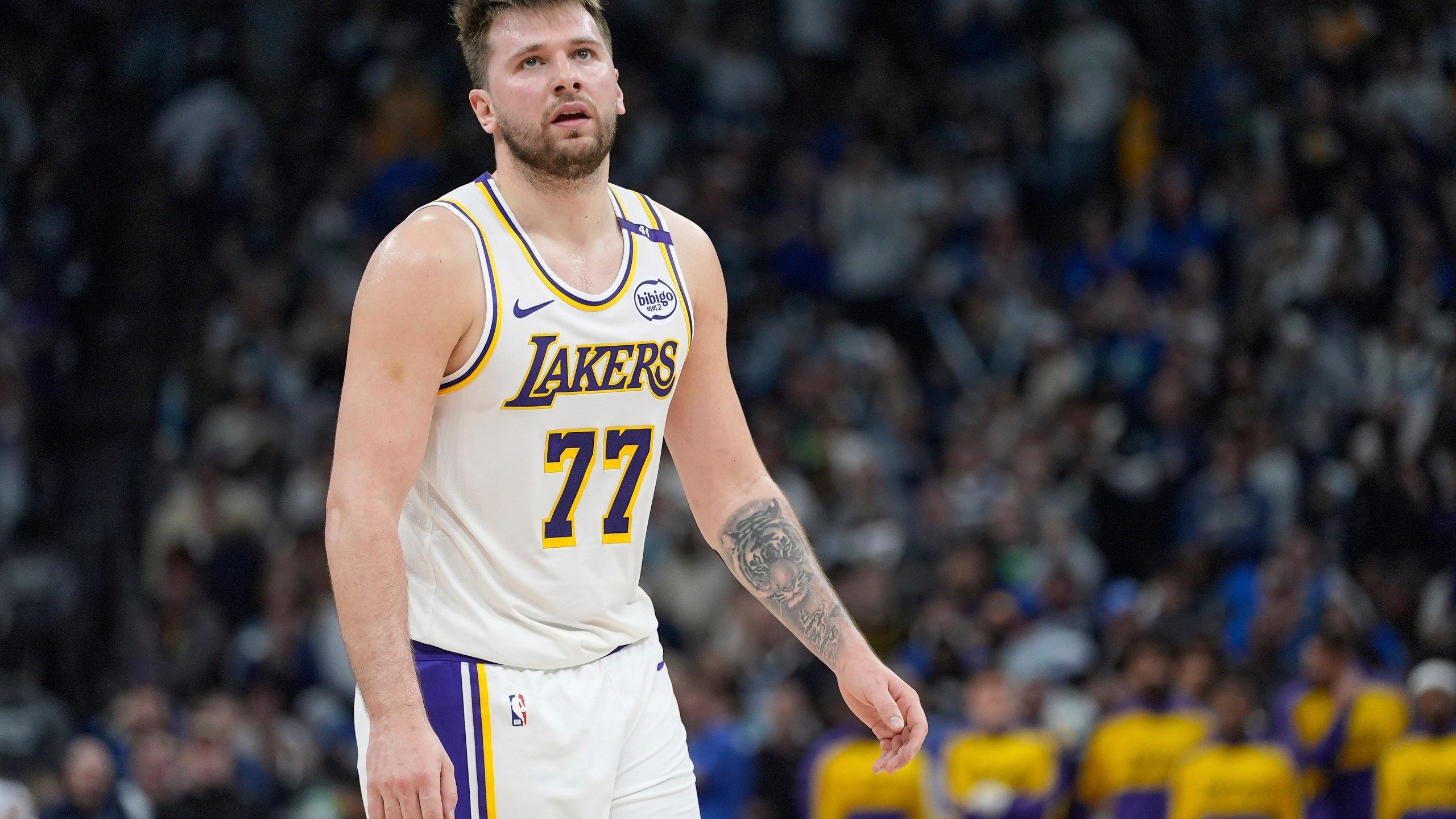 2560x1440 Luka Doncic agrees to a contract extension through 2028 with the Lakers, committing to his new team