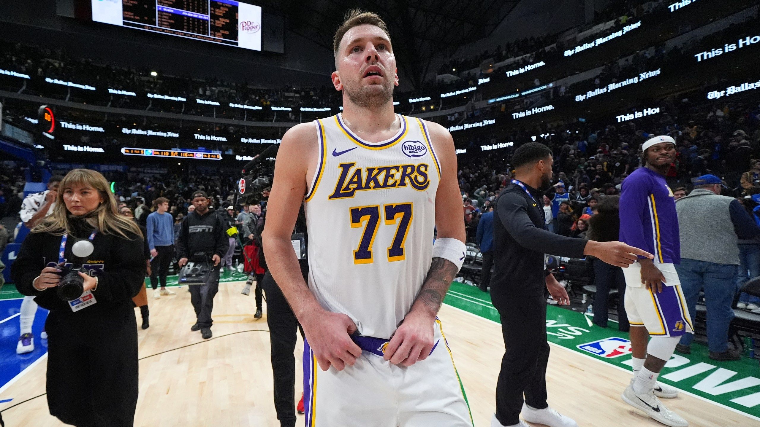 2560x1440 Luka Doncic's emotions ease in 2nd Dallas visit as Lakers star beats his former team again. KRQE News 13