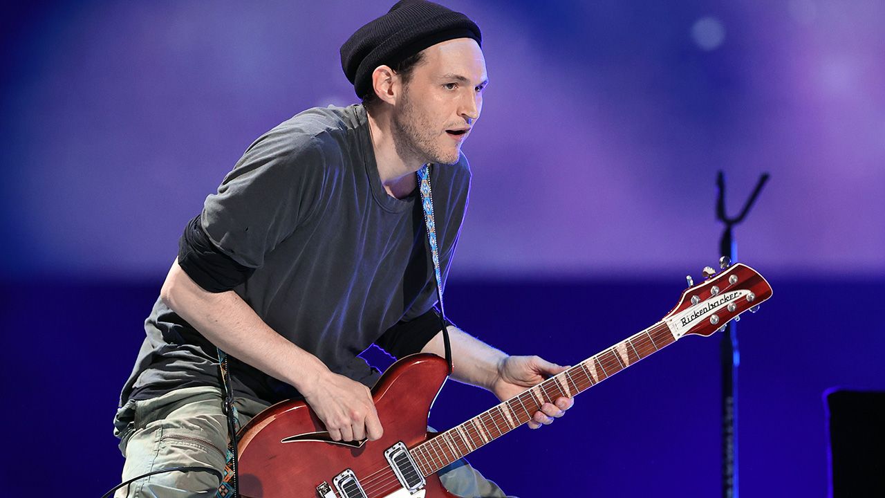 1280x720 John Mayer: “We're all in the same boat. We're all sitting down with an electric guitar alone in a room, hoping to trip over something that we'll never forget”