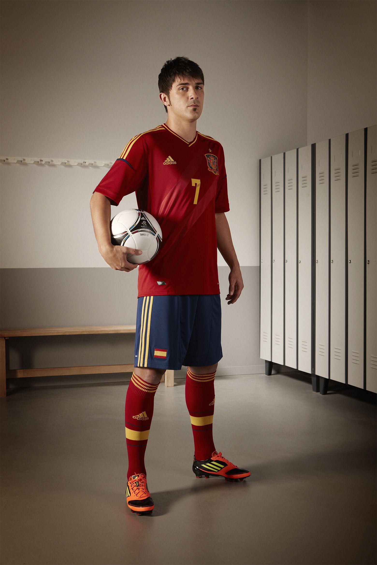 1560x2340 David Villa wallpaper