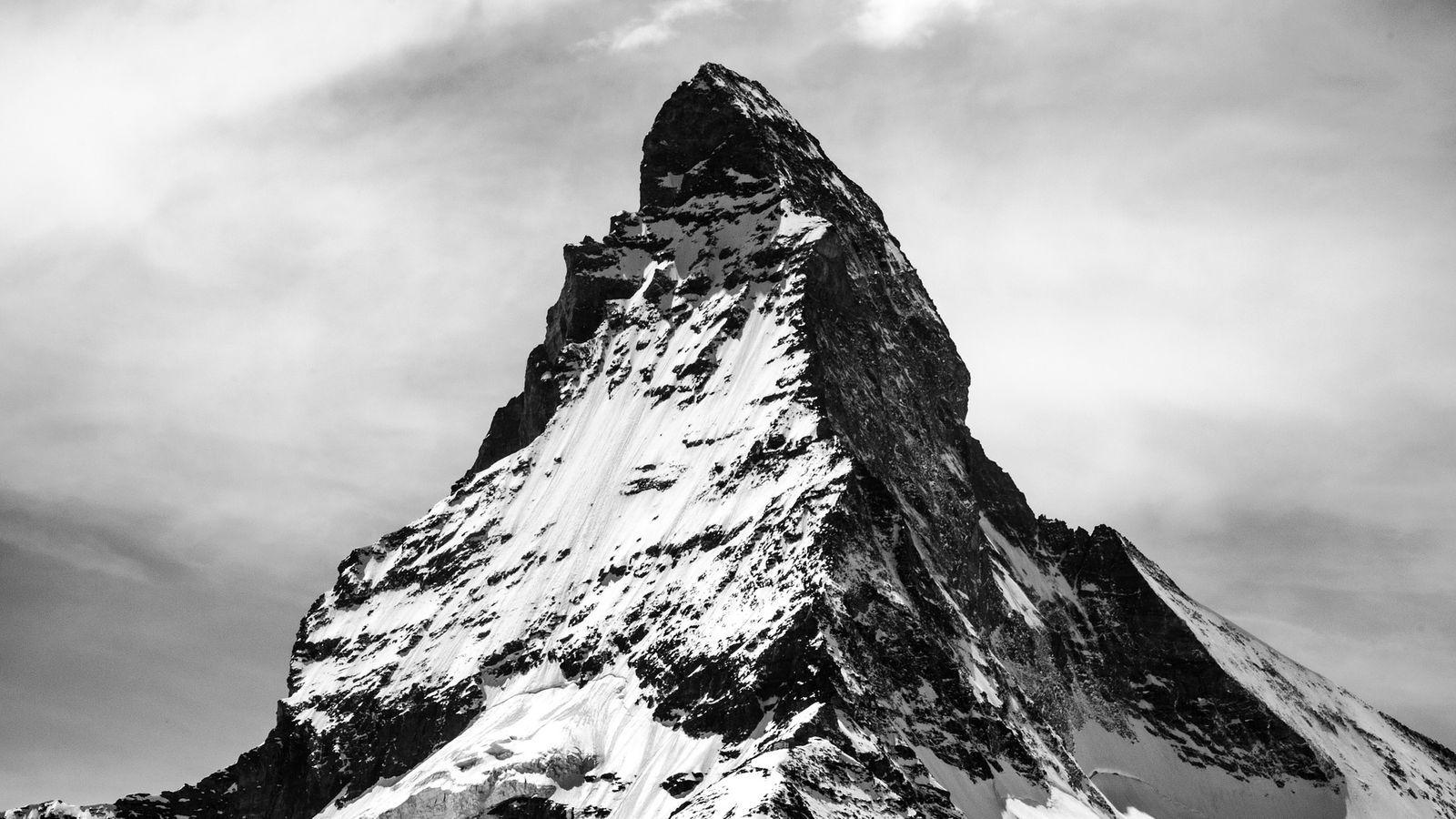 1600x900 Black and White Mountain Wallpaper