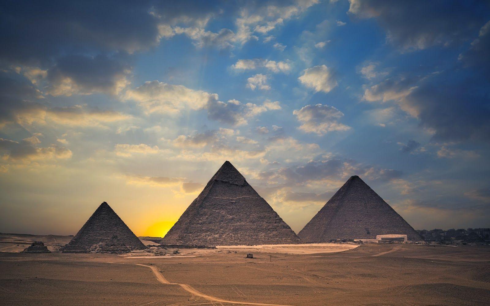 Hình ảnh được cho là diện mạo gốc của kim tự tháp Ai Cập khi vừa xây xong  hoá ra lại có màu trắng lấp lánh như kim cương