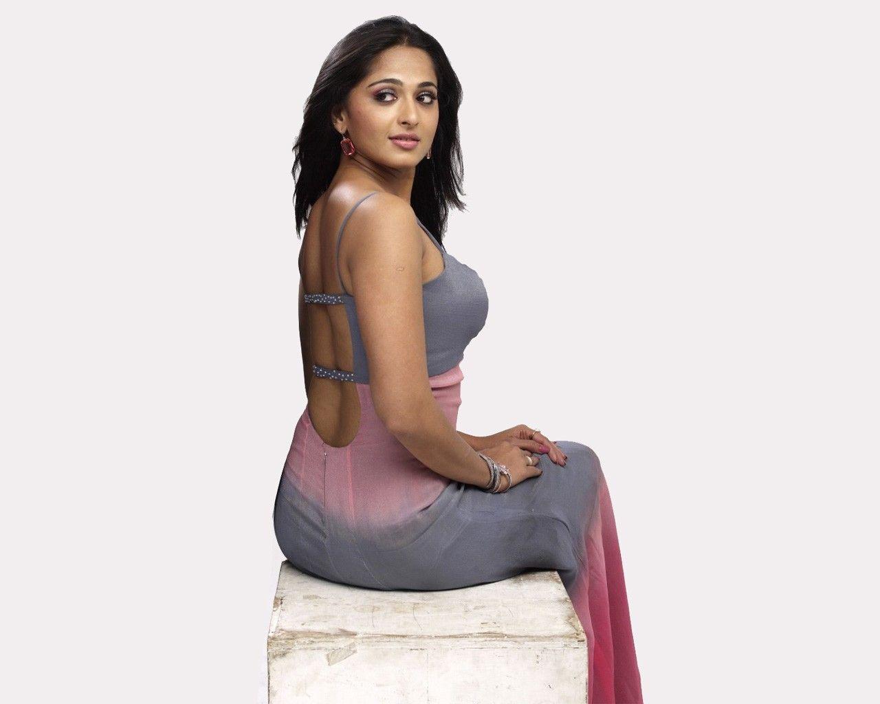 1280x1024 Anushka Shetty Hot Hd Wallpaper 16