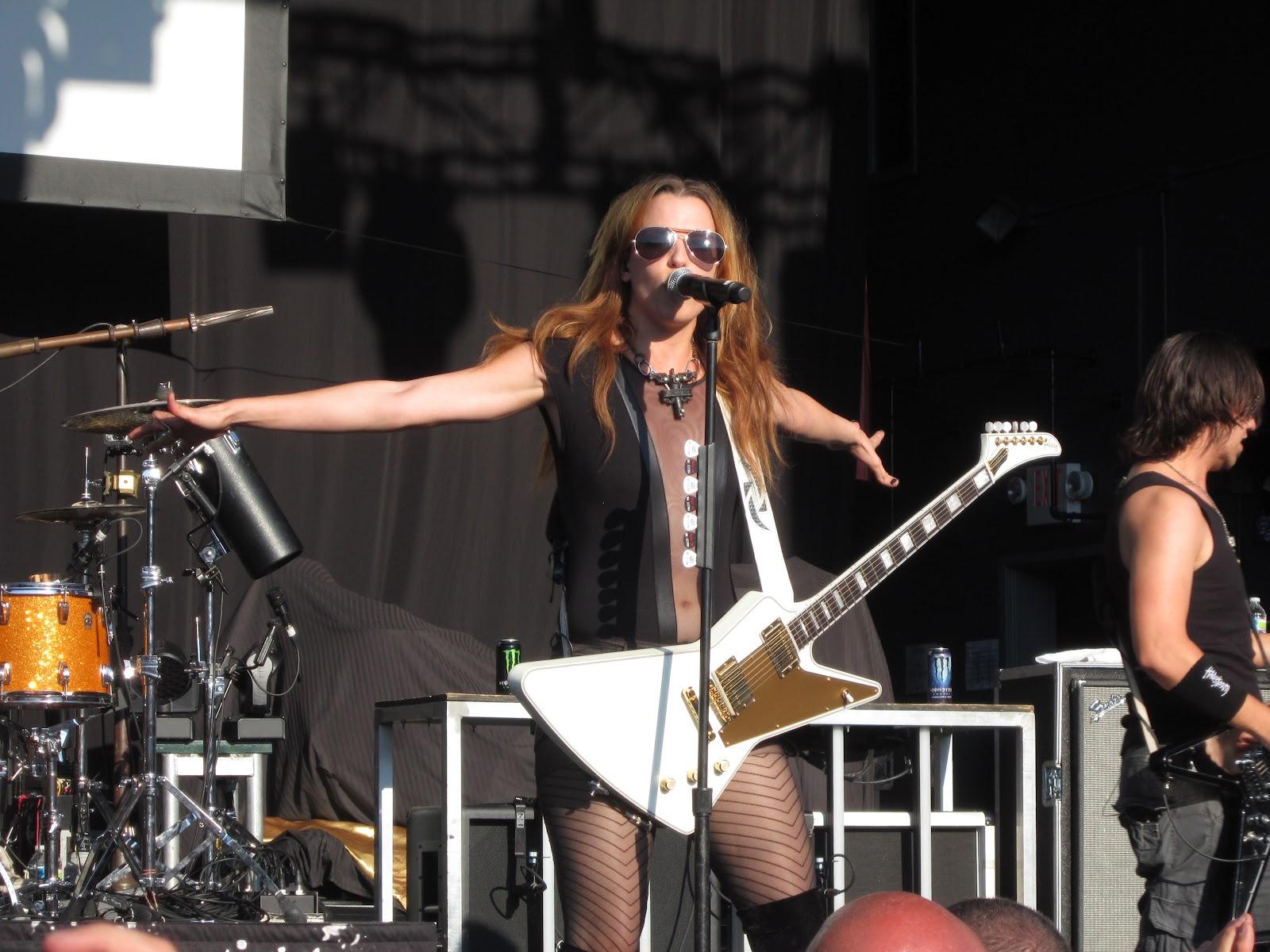 1600x1200 Lzzy Hale Wallpaper