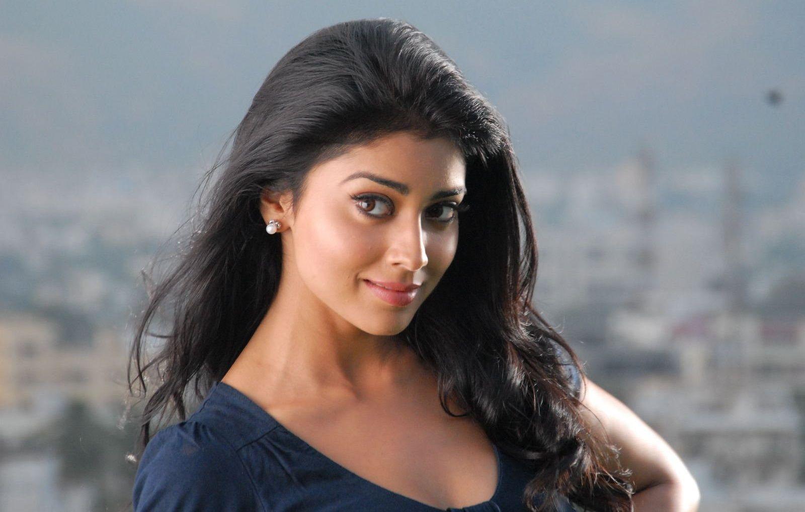 1600x1018 Babe Shriya Saran Mobile Wallpaper Sangit128