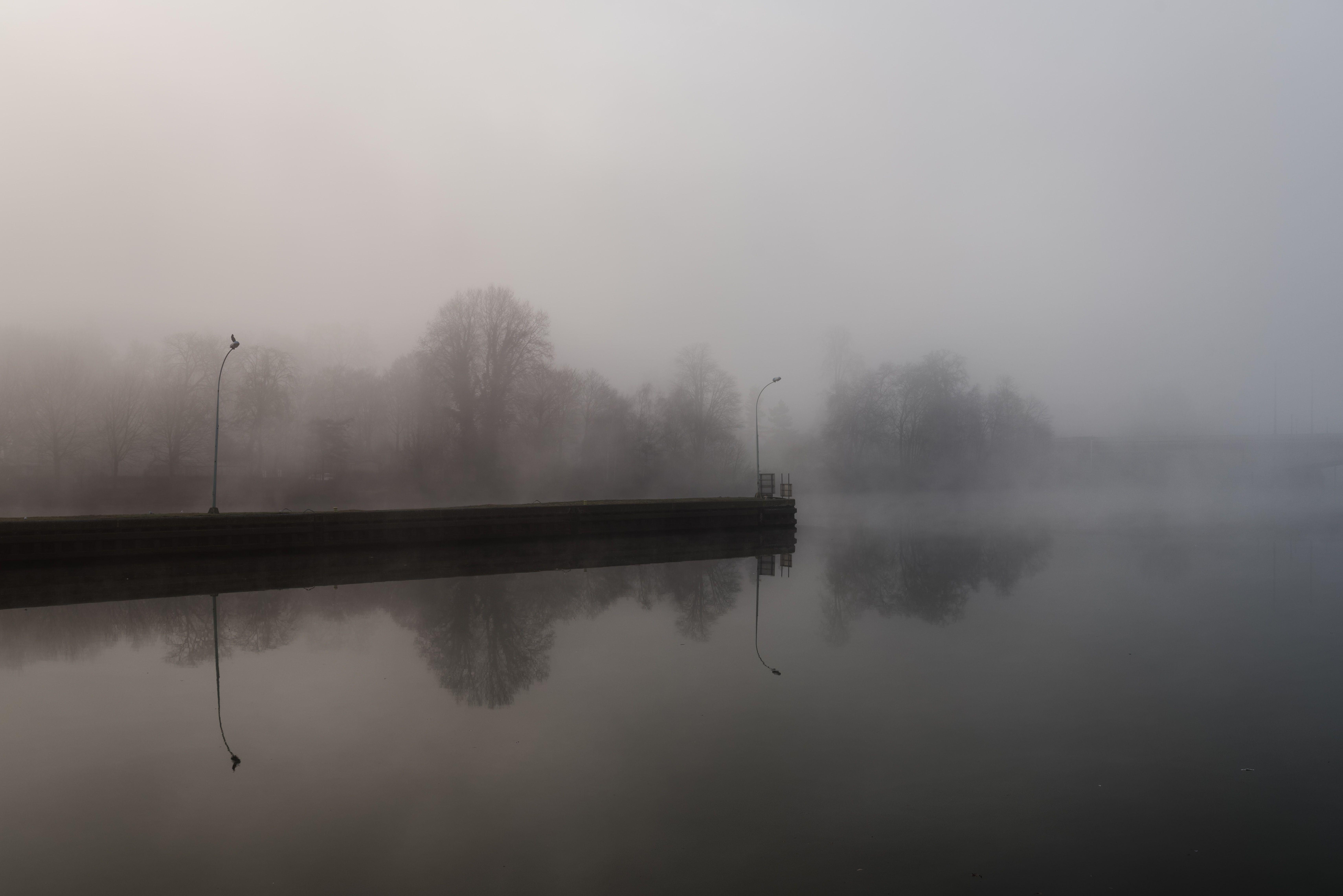 6834x4562 Free of calm waters, misty river