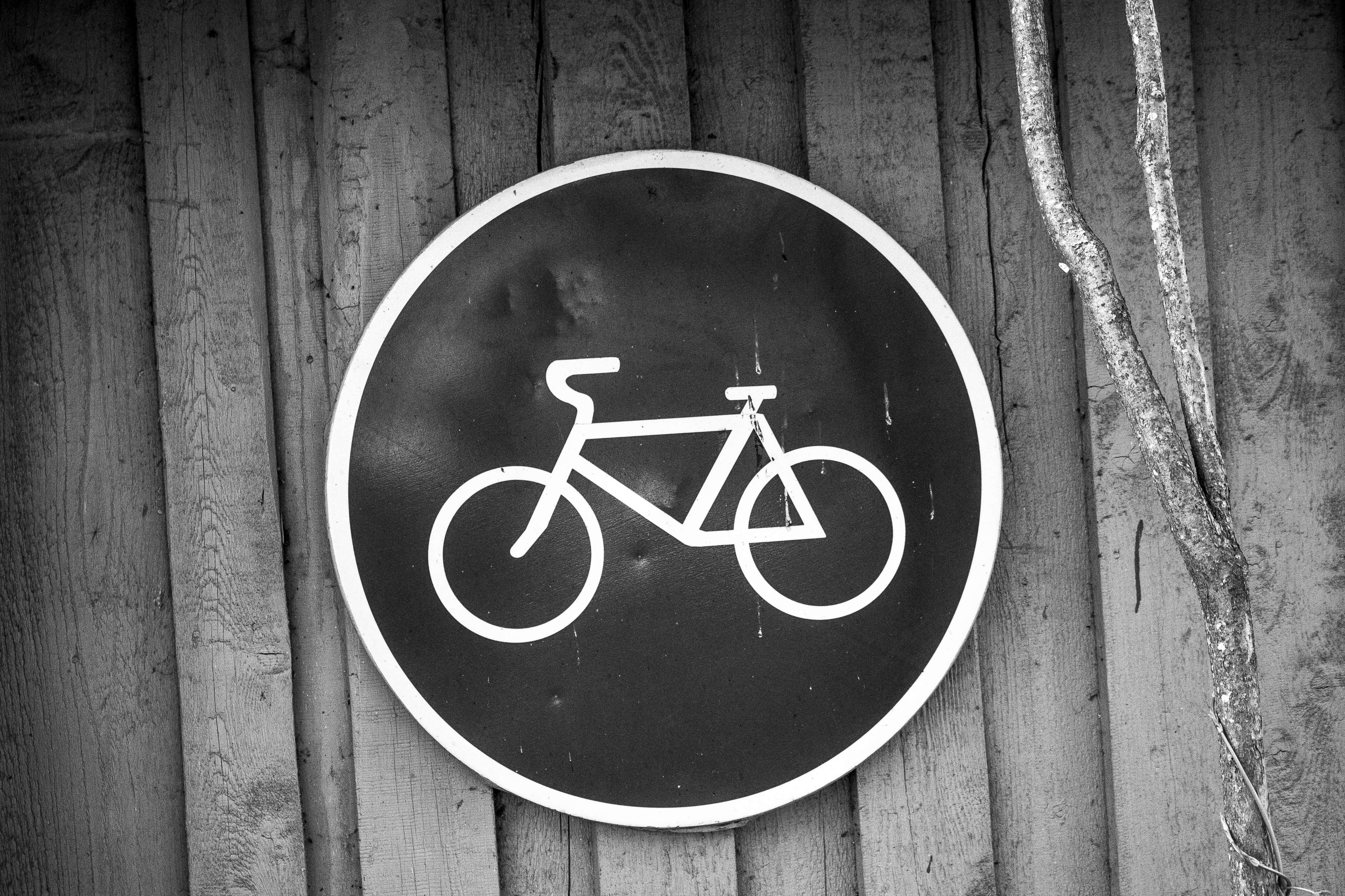 3840x2560 bicycle sign, bike, black and white, sign, wall, wooden 4k wallpaper. Mocah.org HD Wallpaper