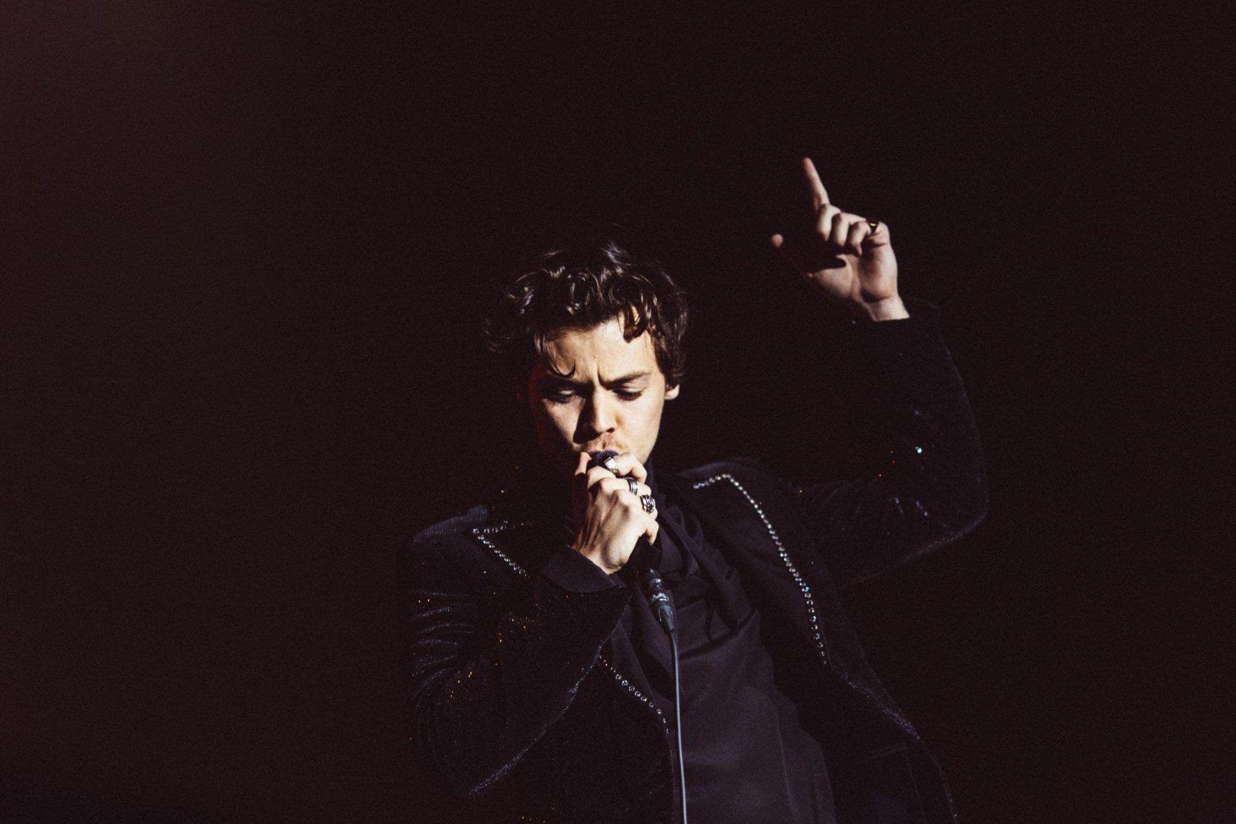 1800x1200 Harry Styles HD Wallpaperwallpaper.net. Harry styles songs, Harry styles concert, Harry styles