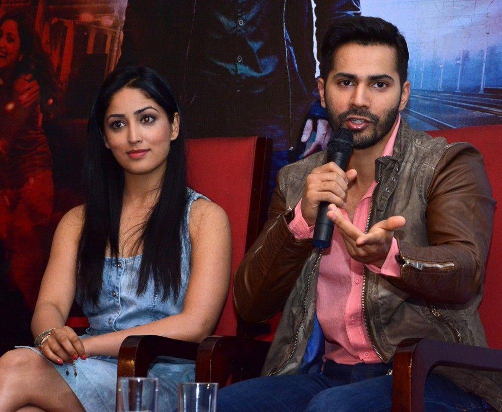1000x822 Filmbees Actors Varun Dhawan And Yami Gautam During A Press Conference To Promote Their Upcoming Film Badlapur In Jaipur wallpaper