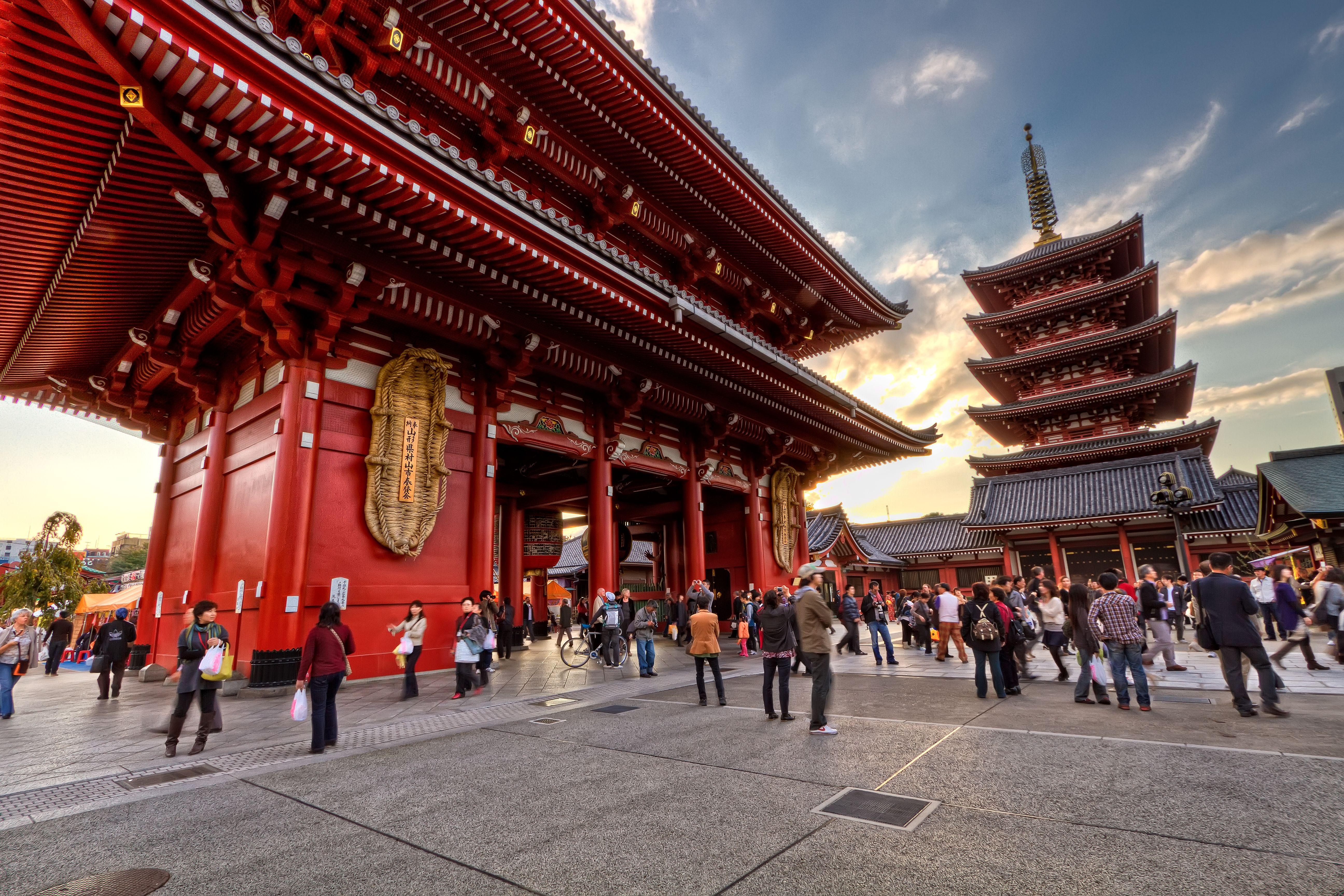 Япония крупнейший в мире. Храм Сэнсо-дзи Токио. Район Асакуса в Токио. Храм Сэнсо-дзи в Японии. Храм Асакуса Асакуса.