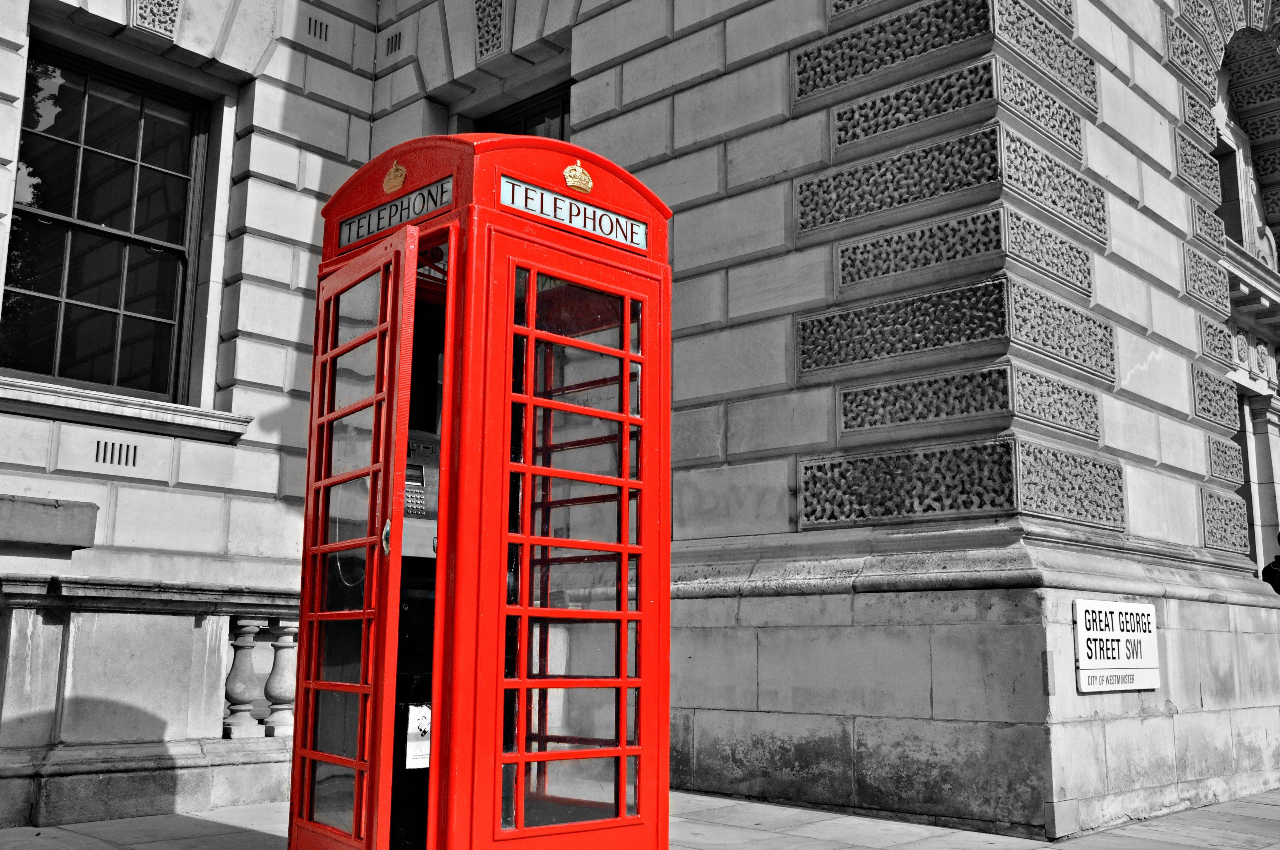 4288x2848 black, red, white, old, Britain, London, selective coloring, sidewalks Wallpaper /